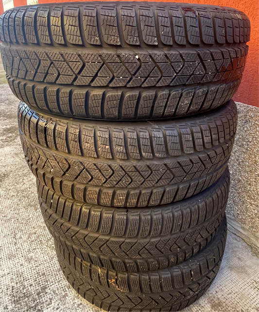 225/55/18 - Invernali - Pirelli - DOT 2022 - Usato