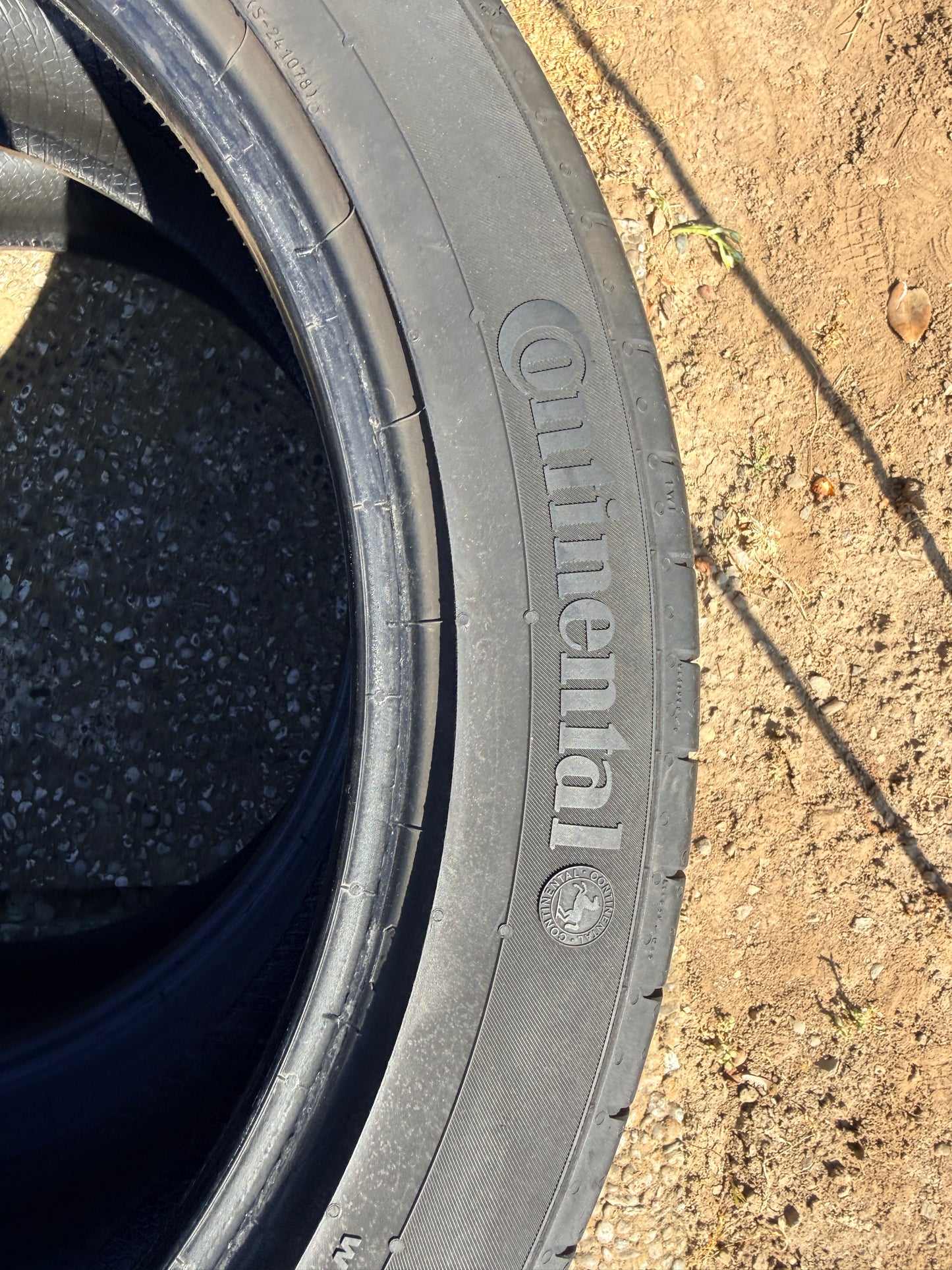 235/45/19 - Estive - Continental - DOT 2019 - Usato