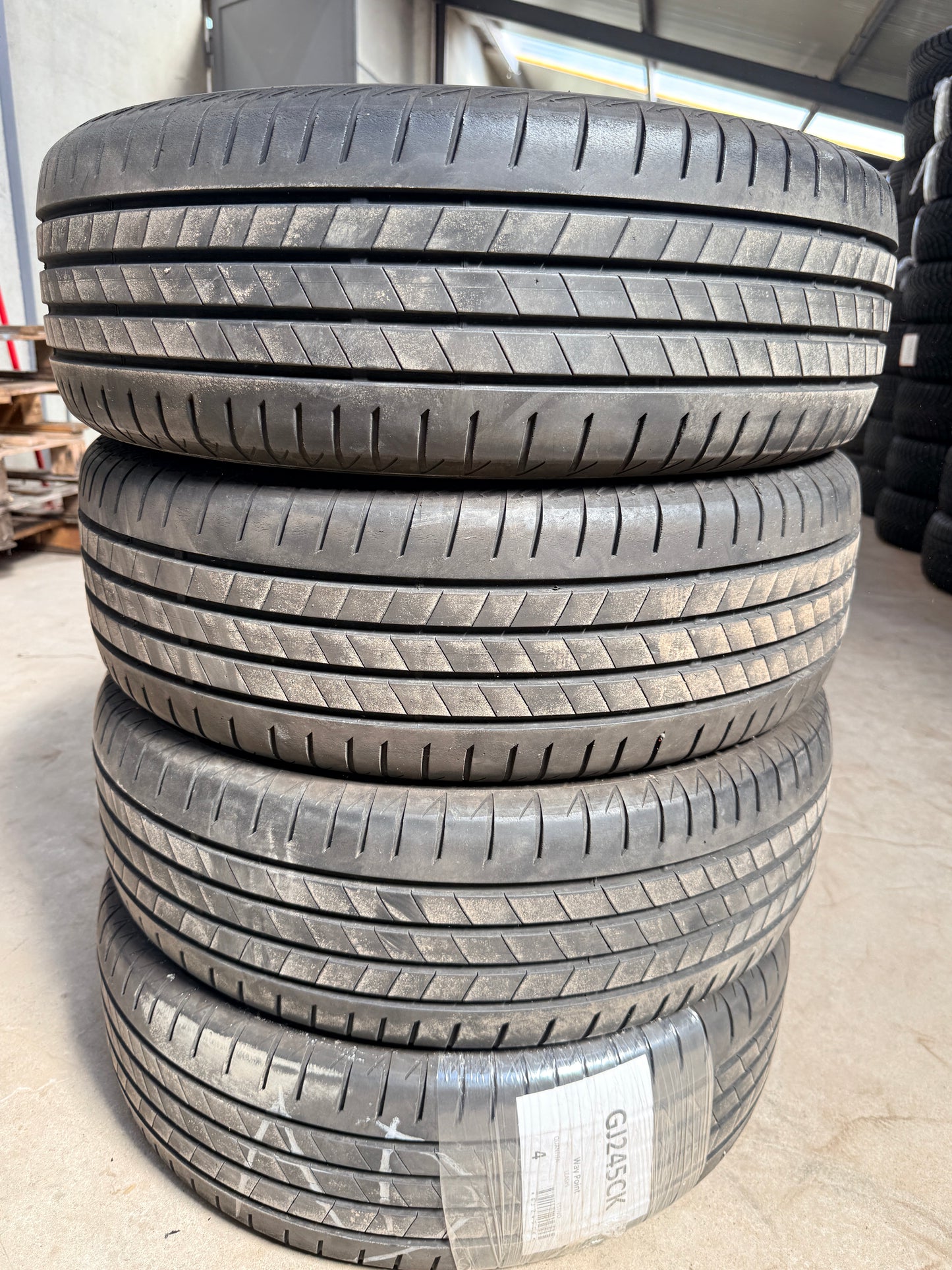 215/60/17 - Estive - Bridgestone - DOT da verificare - Usato