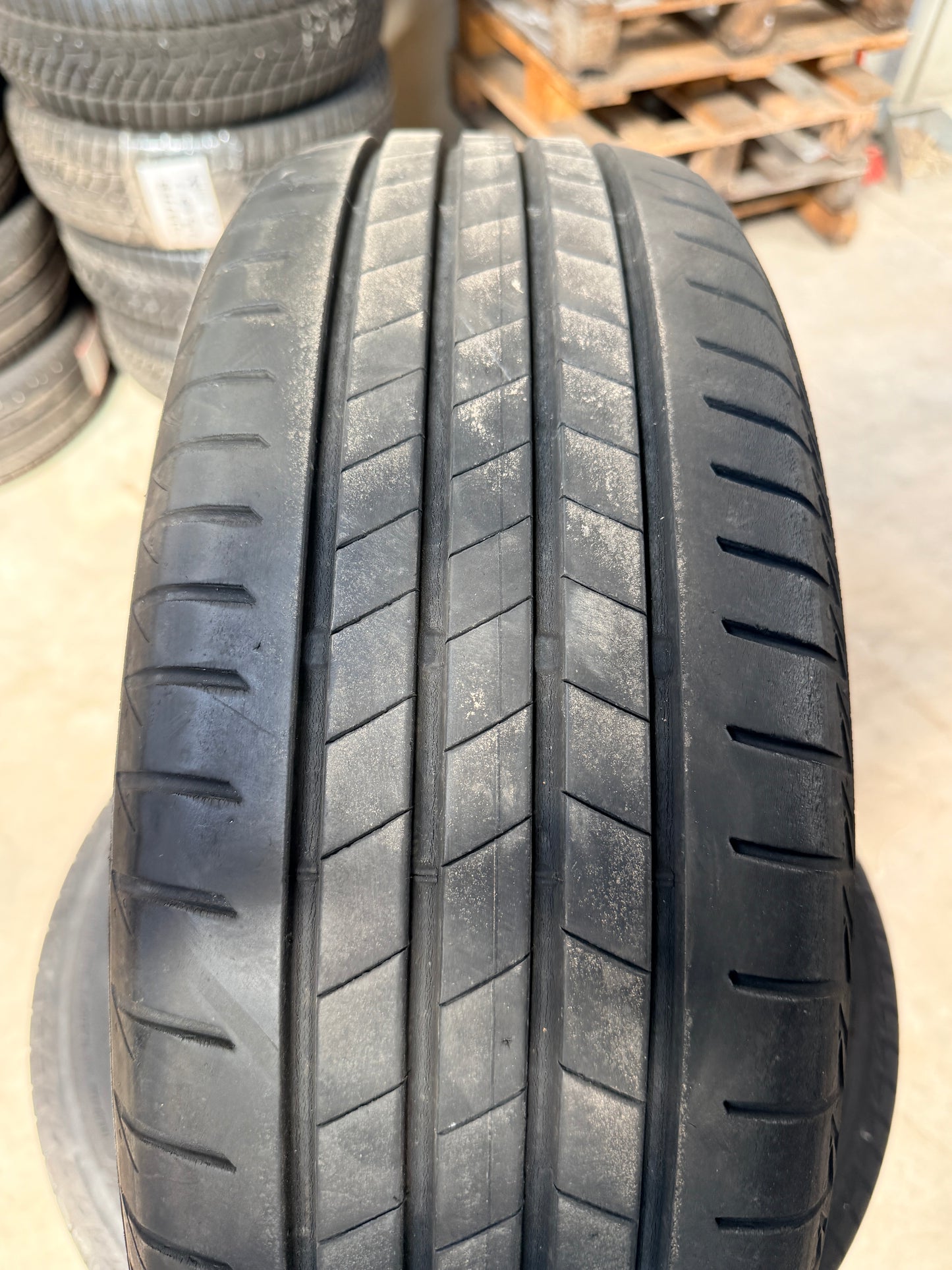 215/60/17 - Estive - Bridgestone - DOT da verificare - Usato