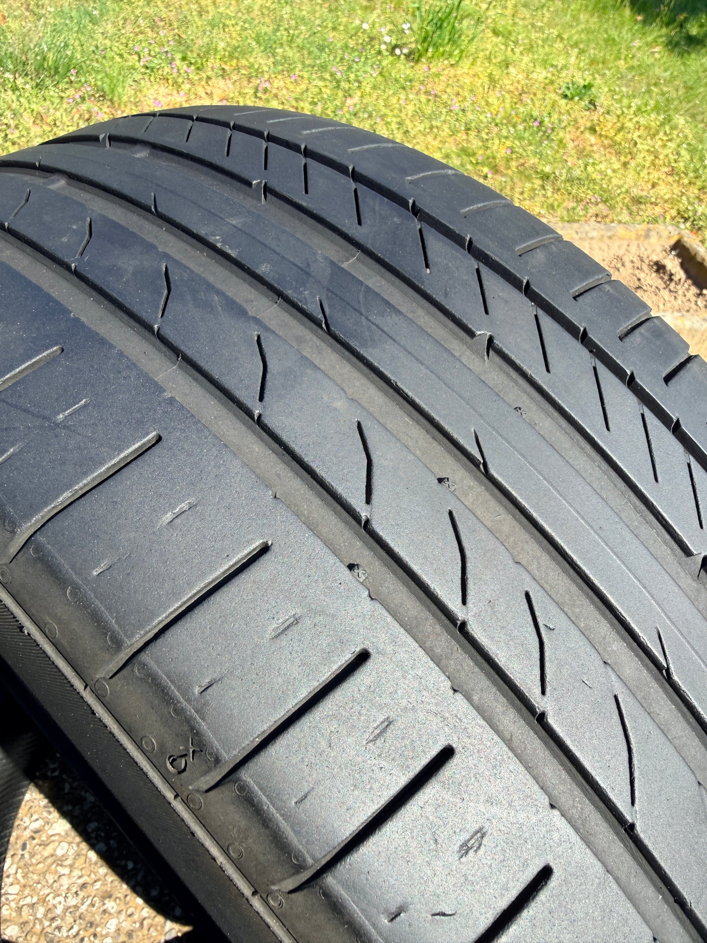 235/45/19 - Estive - Continental - DOT 2019 - Usato