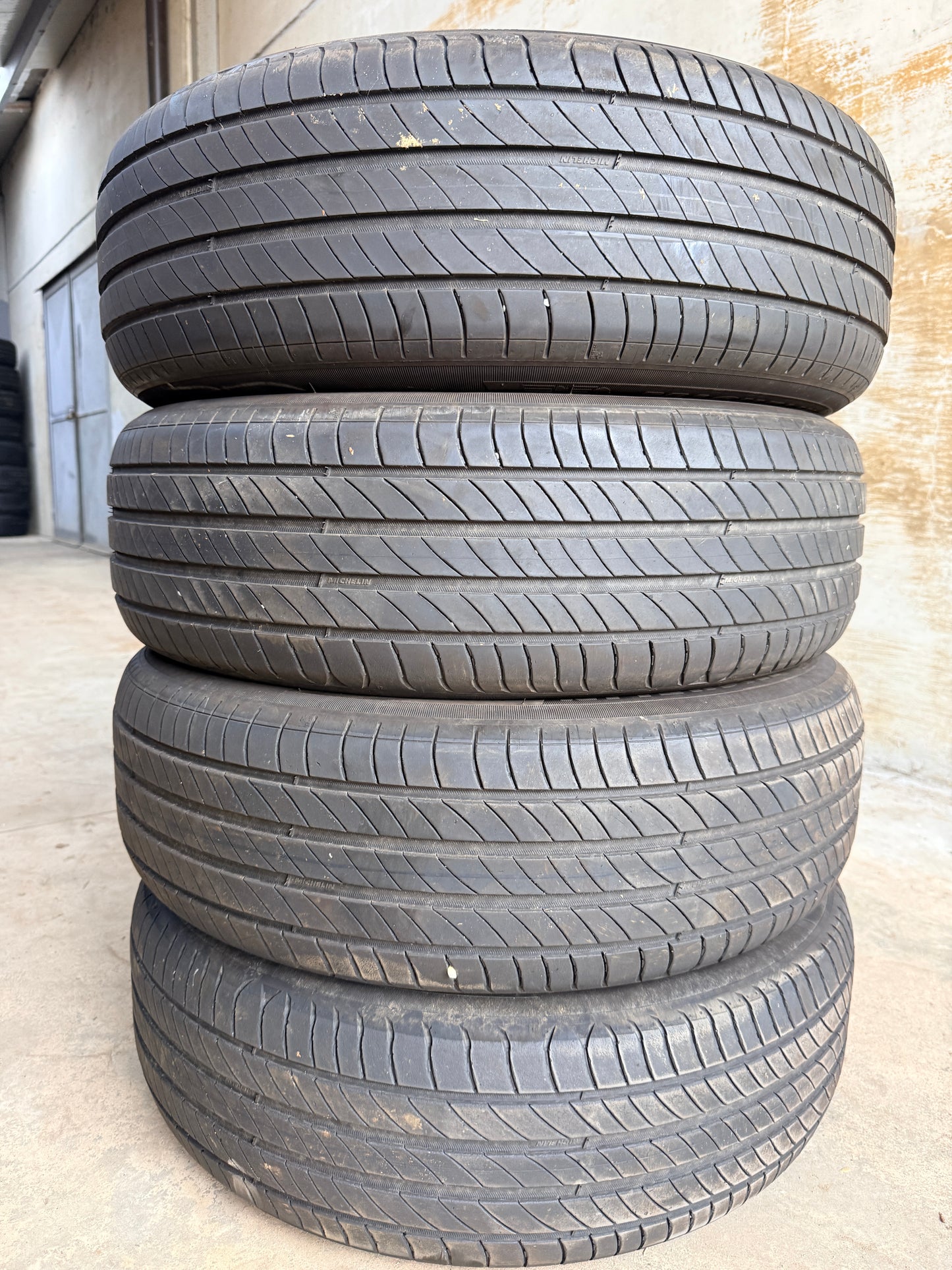 215/65/17 - Estive - Michelin - DOT 2021 - Usato