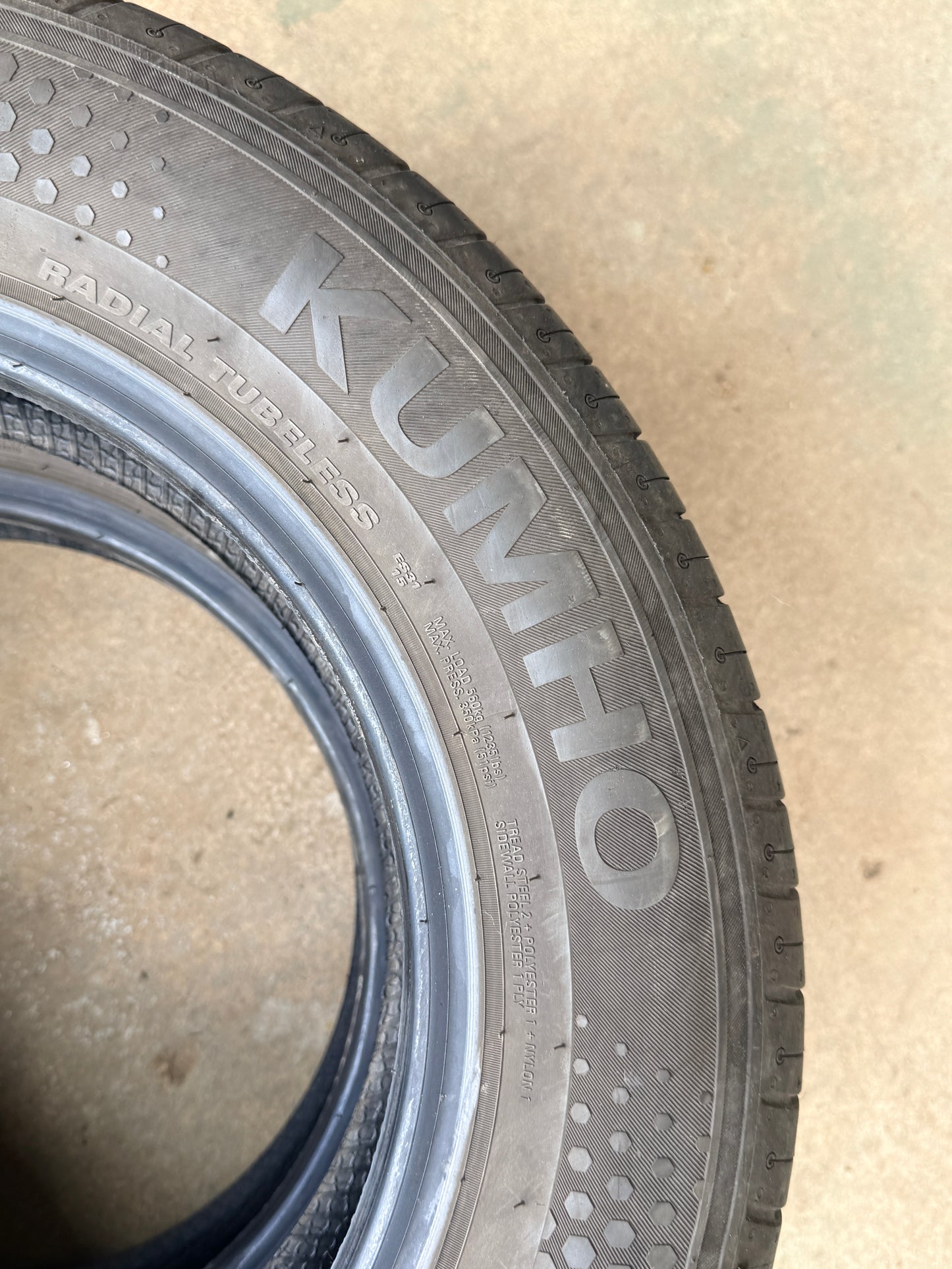 185/65/15 - Estive - Kumho - DOT 2023 - Usato