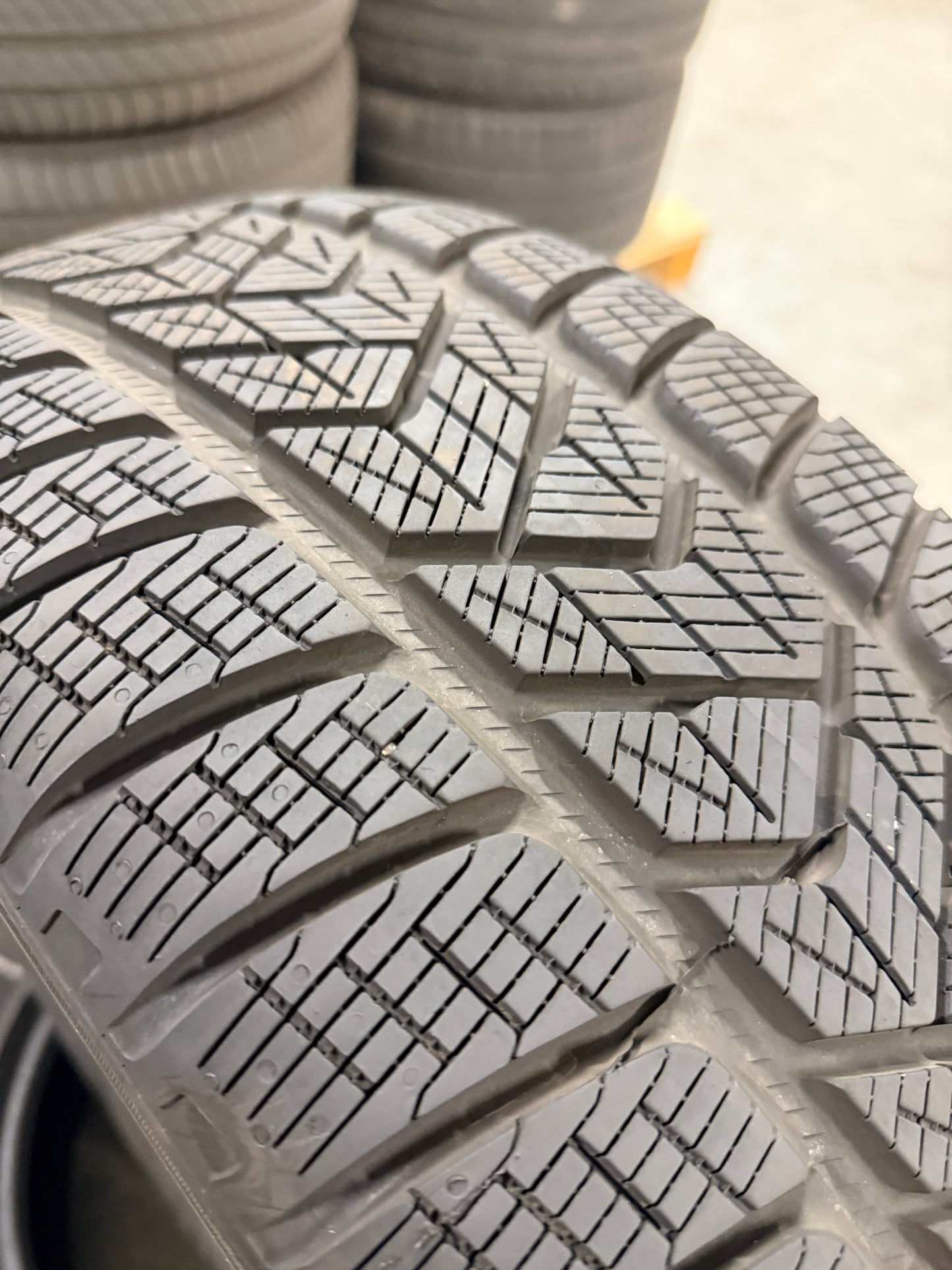 235/60/17 - Invernali - Pirelli - DOT 2022 - Usato