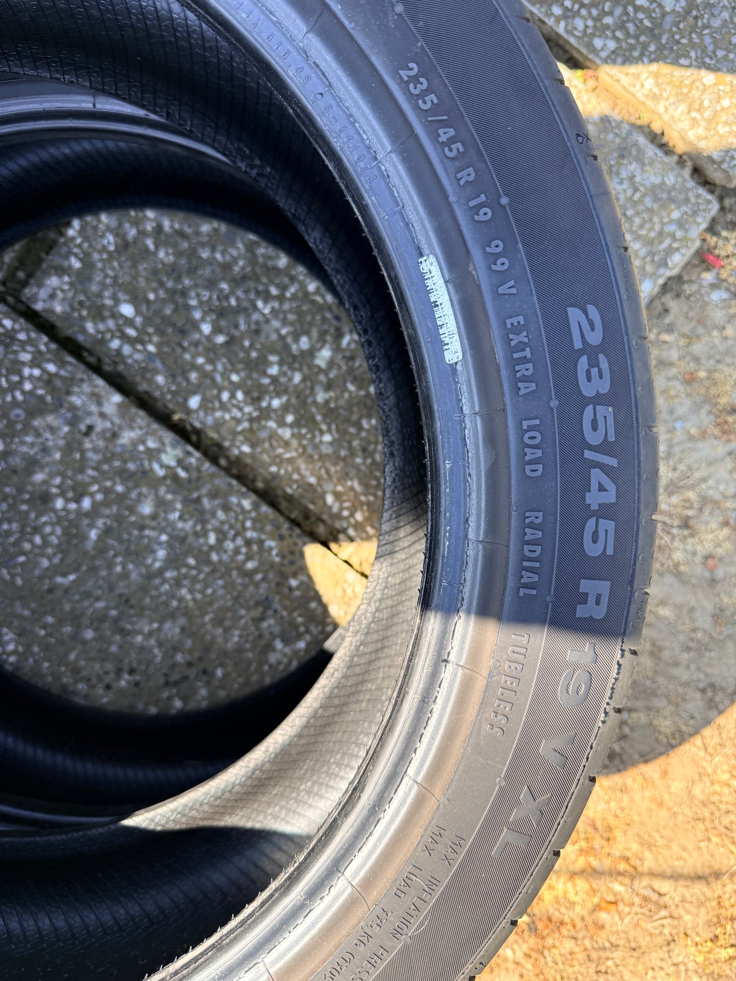 235/45/19 - Estive - Continental - DOT 2019 - Usato