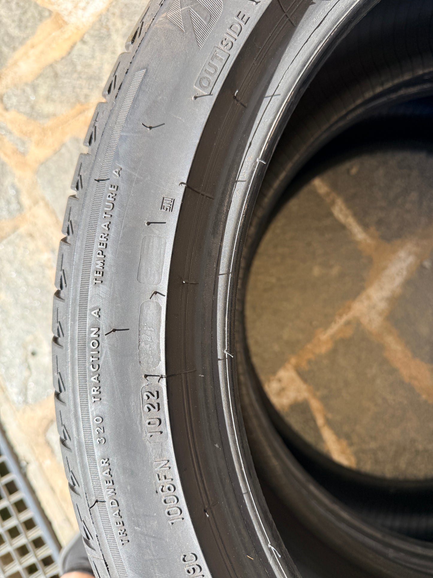 235/45/19 - Estive - Bridgestone - DOT 2022 - Usato