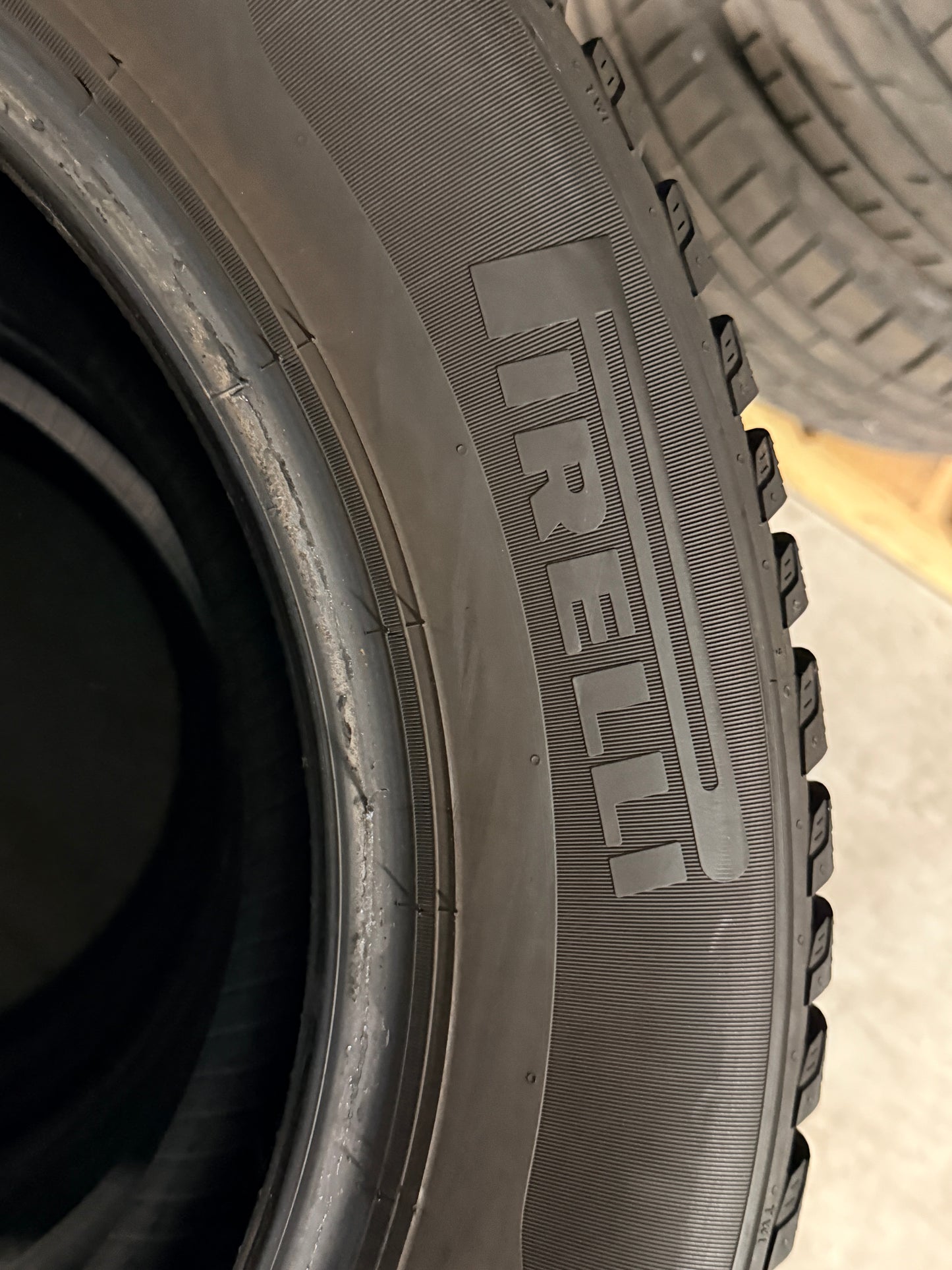 215/60/17 - Invernali - Pirelli - DOT 2021 - Usato