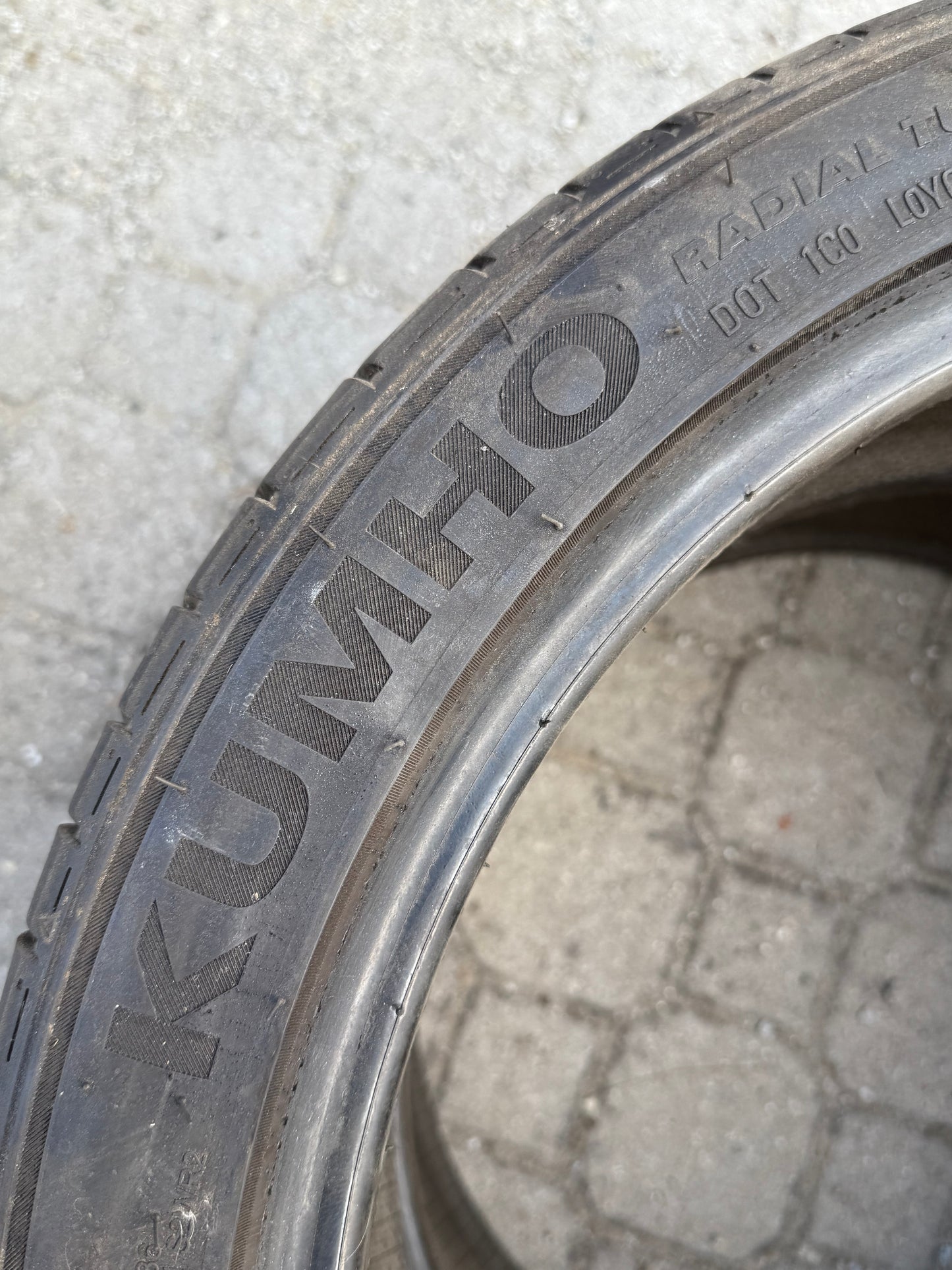 235/40/19 - Estive - Kumho - DOT 2022 - Usato