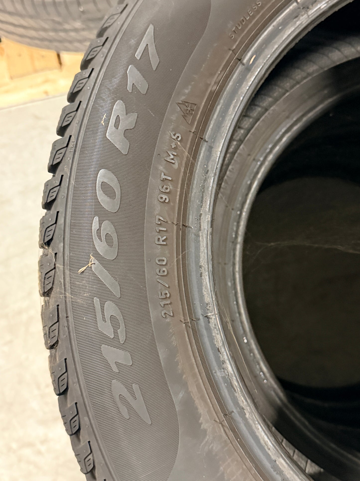 215/60/17 - Invernali - Pirelli - DOT 2021 - Usato