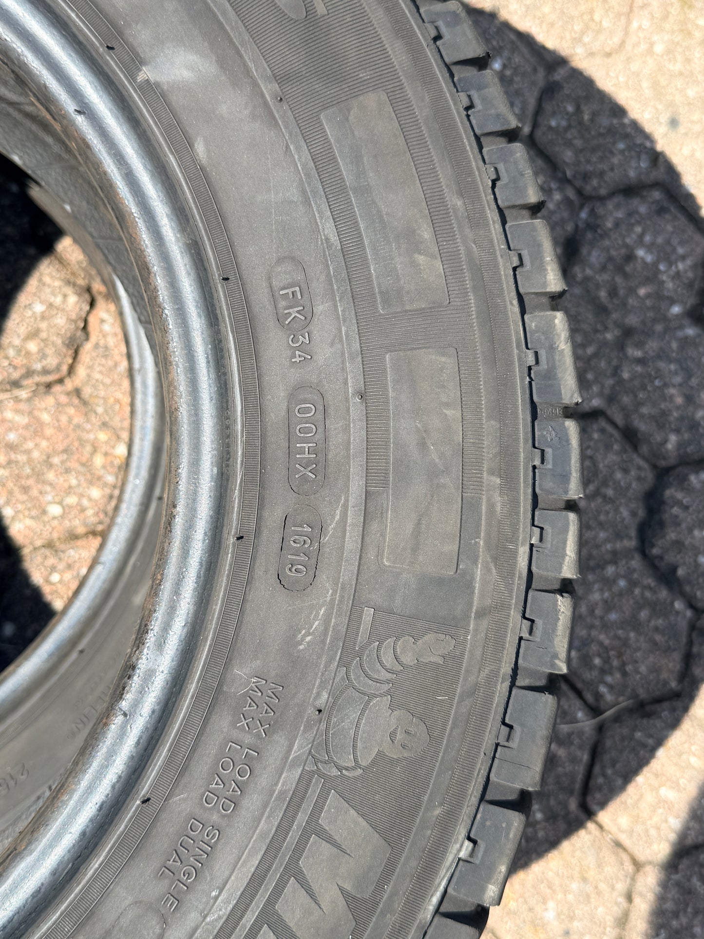 215/70/15C - Estive - Michelin - DOT 2019 - Usato
