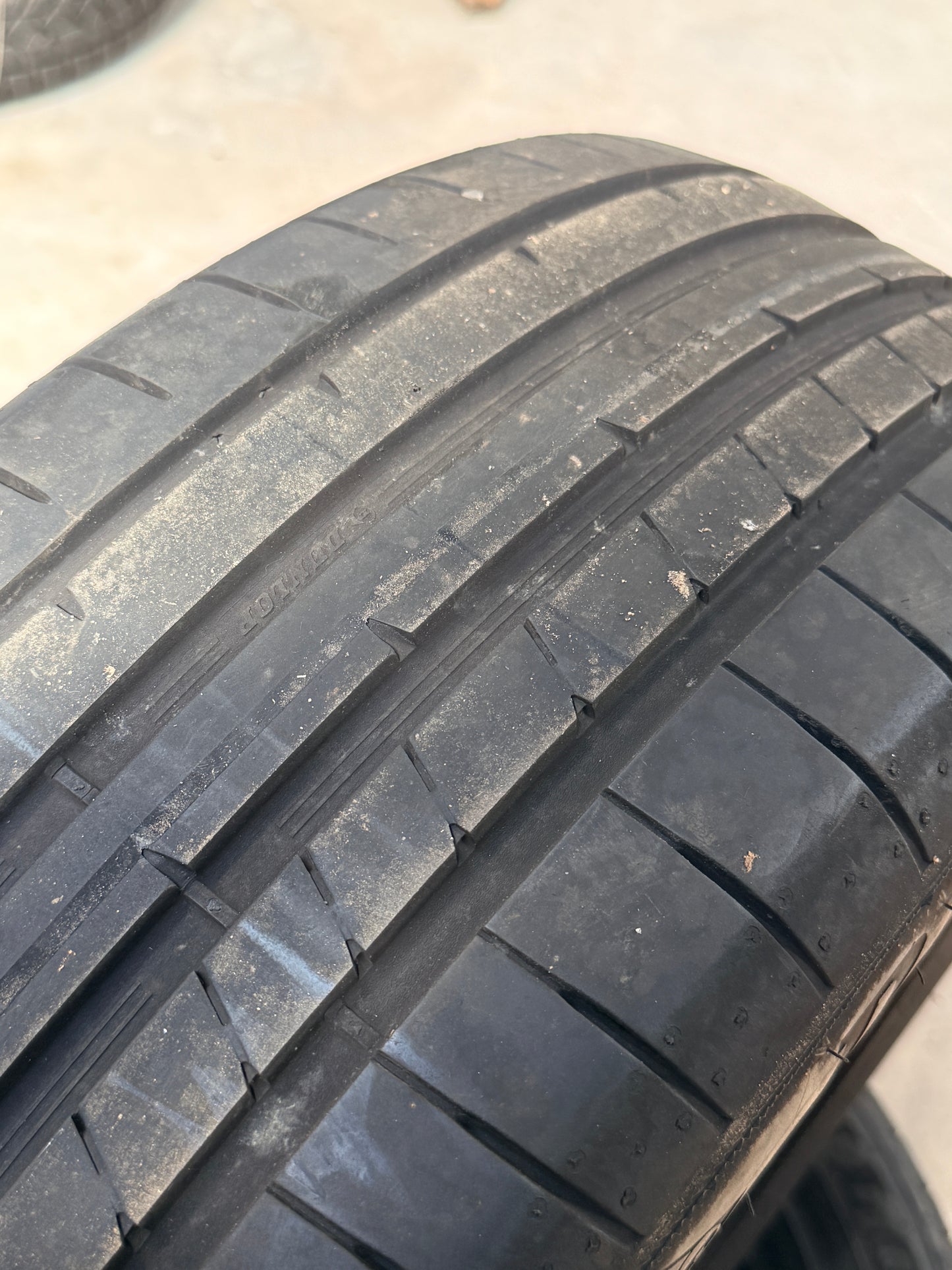 225/55/18- Estive-Dunlop - DOT 2023 - Usato