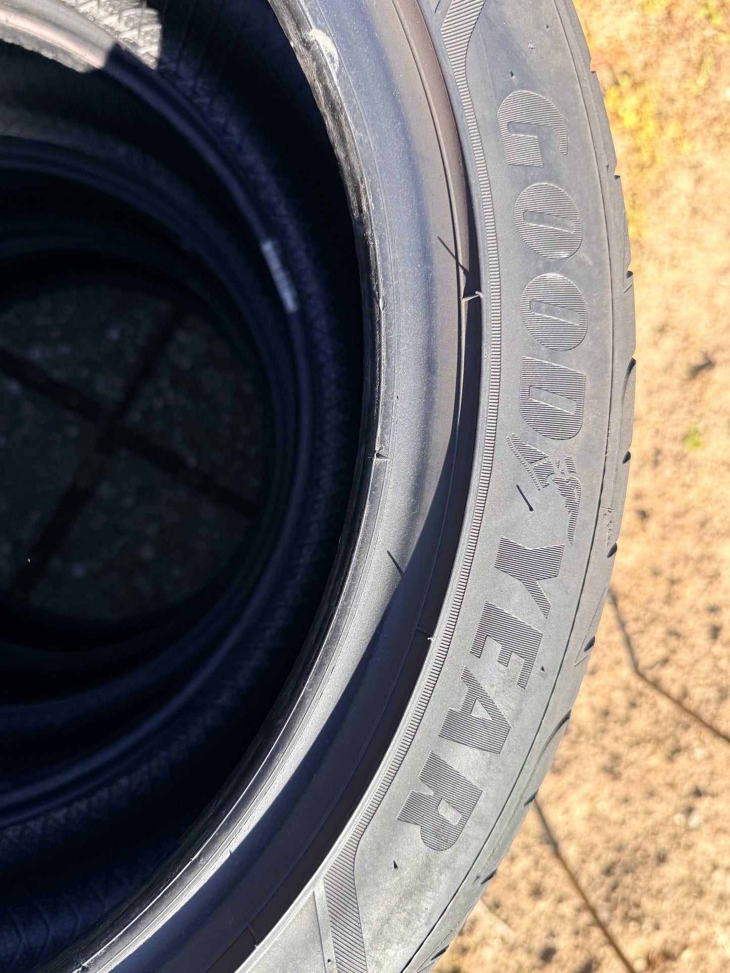 215/45/17 - Estive - Goodyear - DOT 2017 - Usato