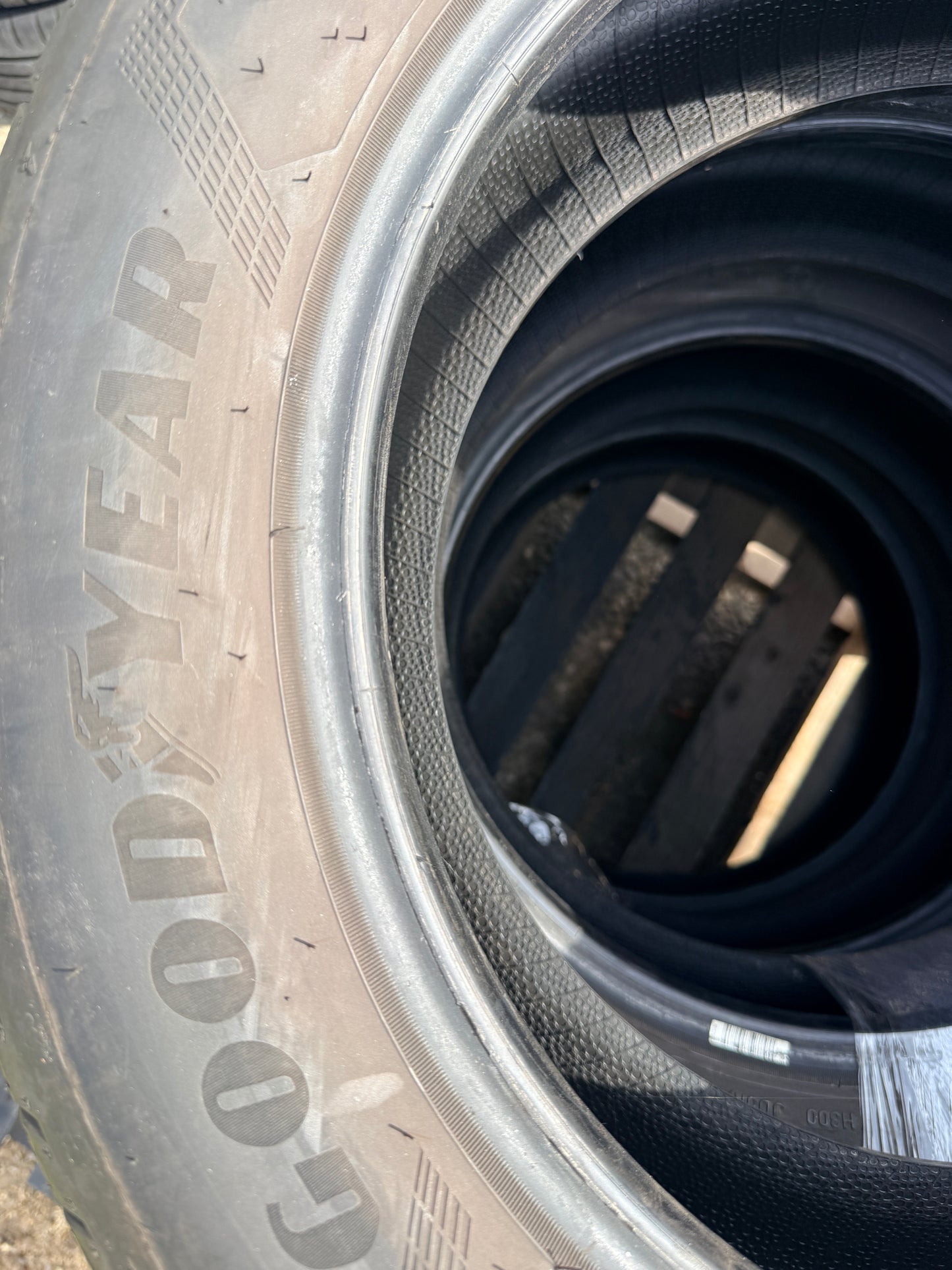 225/55/17 - estive - Goodyear - DOT 2020 - Usato