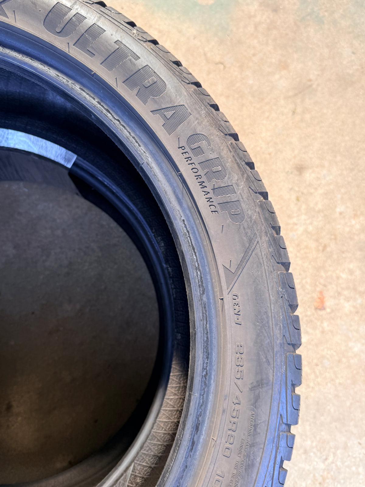 235/45/20 - Invernali - Goodyear - DOT 2020 - Usato