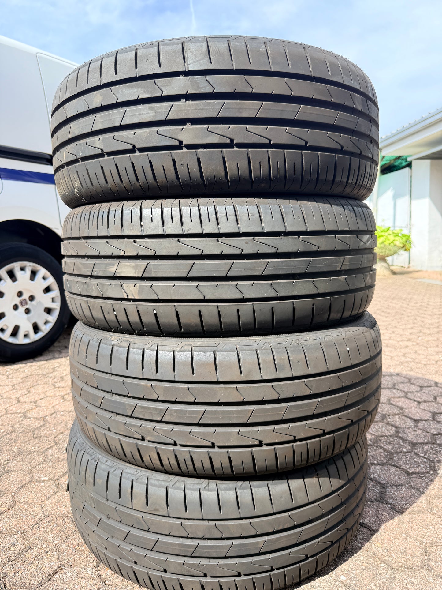 215/55/17 - Estive - Hankook - DOT 2023 - Usato