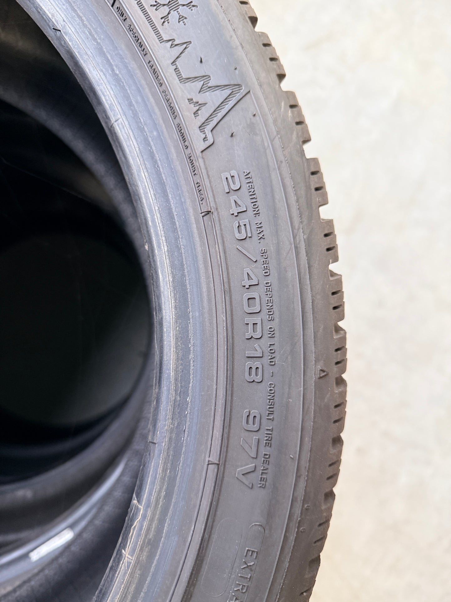 245/40/18 - Invernali - Dunlop - DOT 2020 - Usato