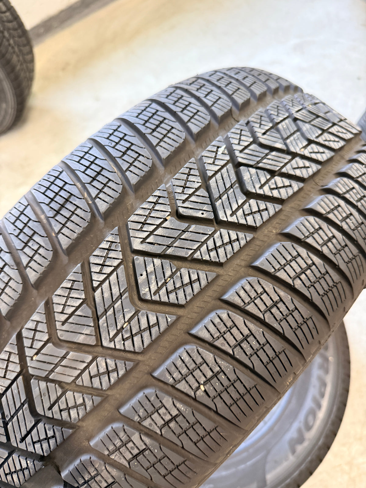 235/60/17 - Invernali - Pirelli - DOT 2022 - Usato