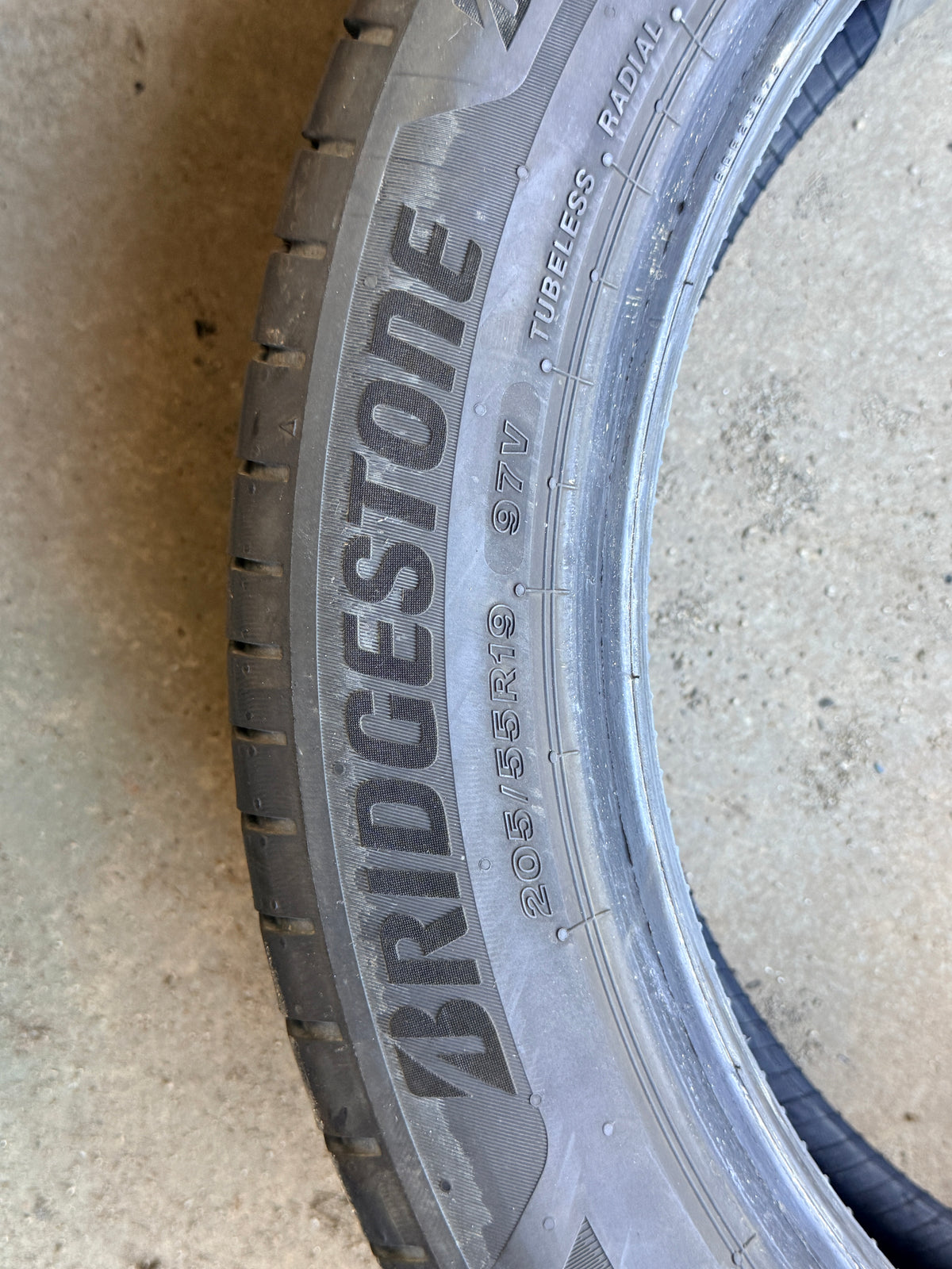 205/55/19 - Estive - Bridgestone - DOT 2023 - Usato