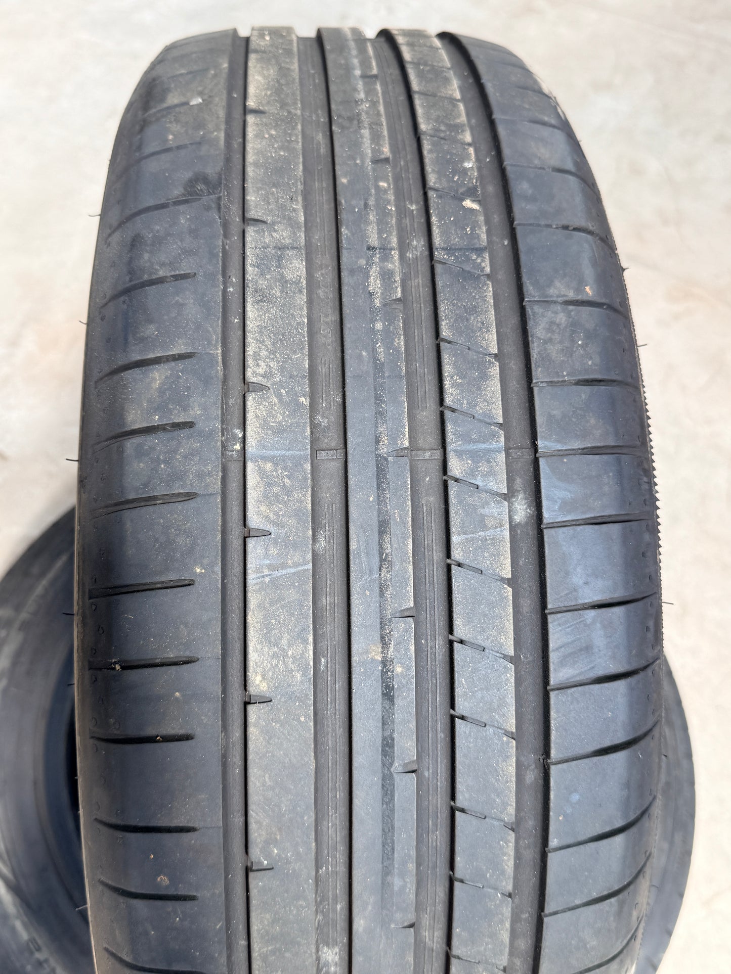 225/55/18- Estive-Dunlop - DOT 2023 - Usato