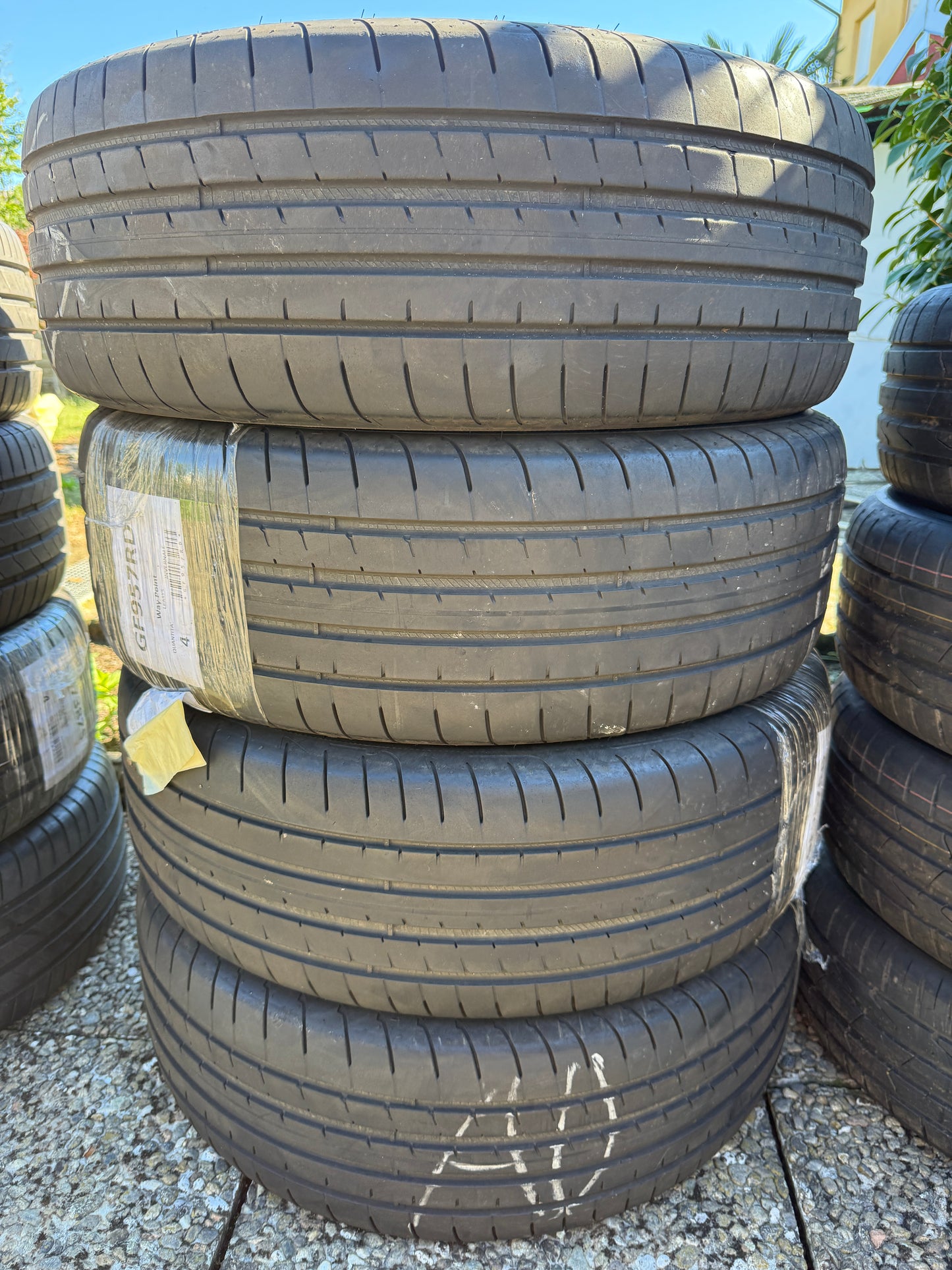 235/55/19 - Estive - Goodyear - DOT 2023 - Usato