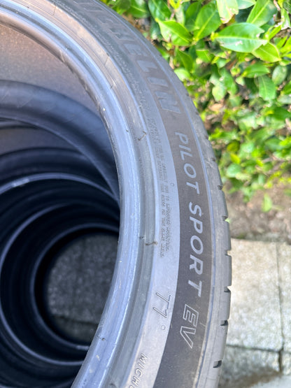 255/40/20- Estive - Michelin EV - DOT 2022 - Usato