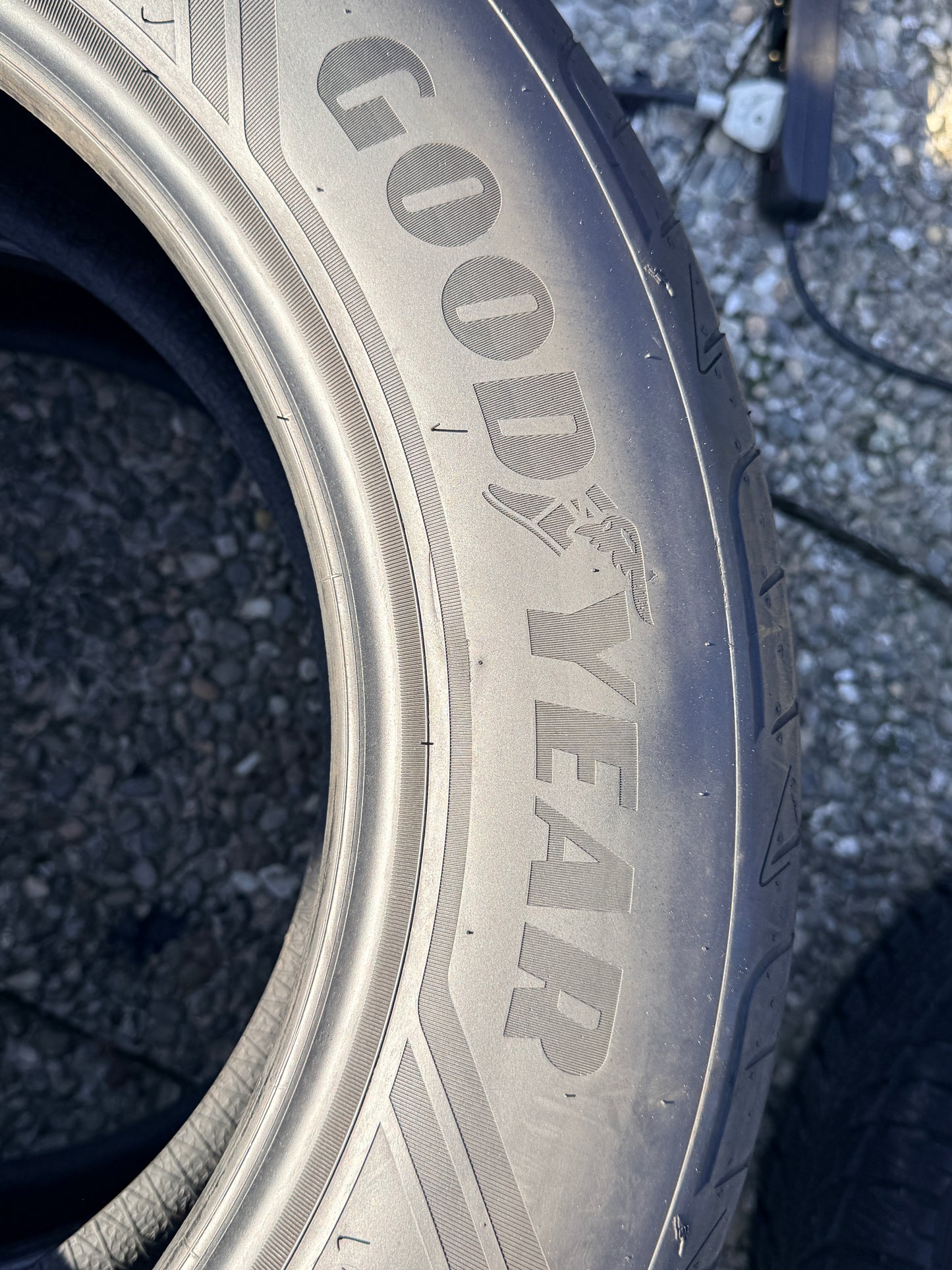 235/60/18 - Estive - Goodyear - DOT 2017 - Usato