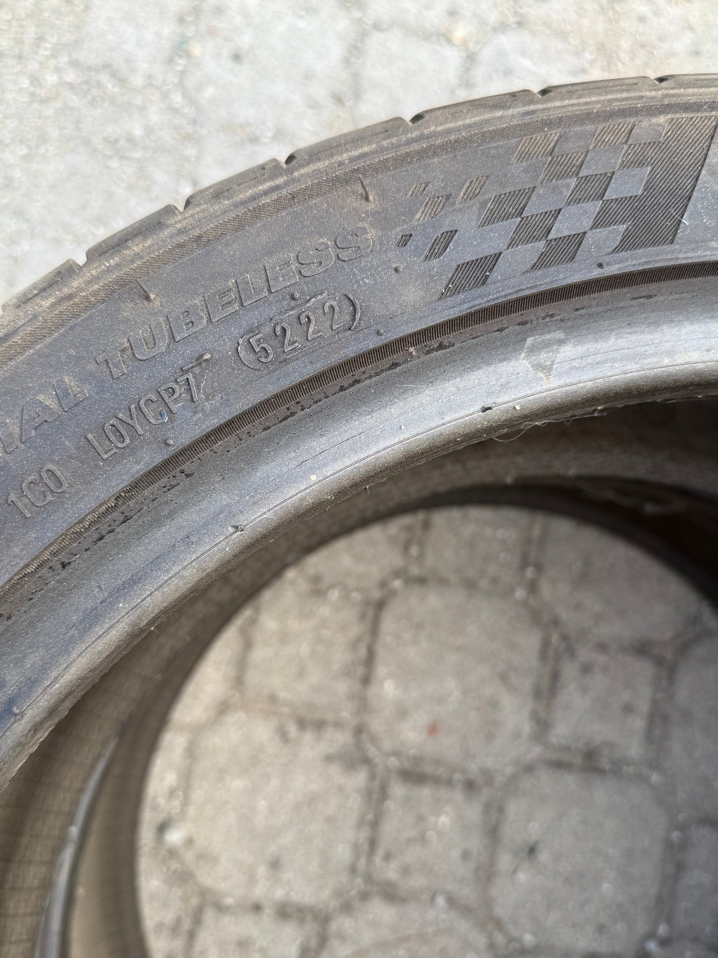 235/40/19 - Estive - Kumho - DOT 2022 - Usato