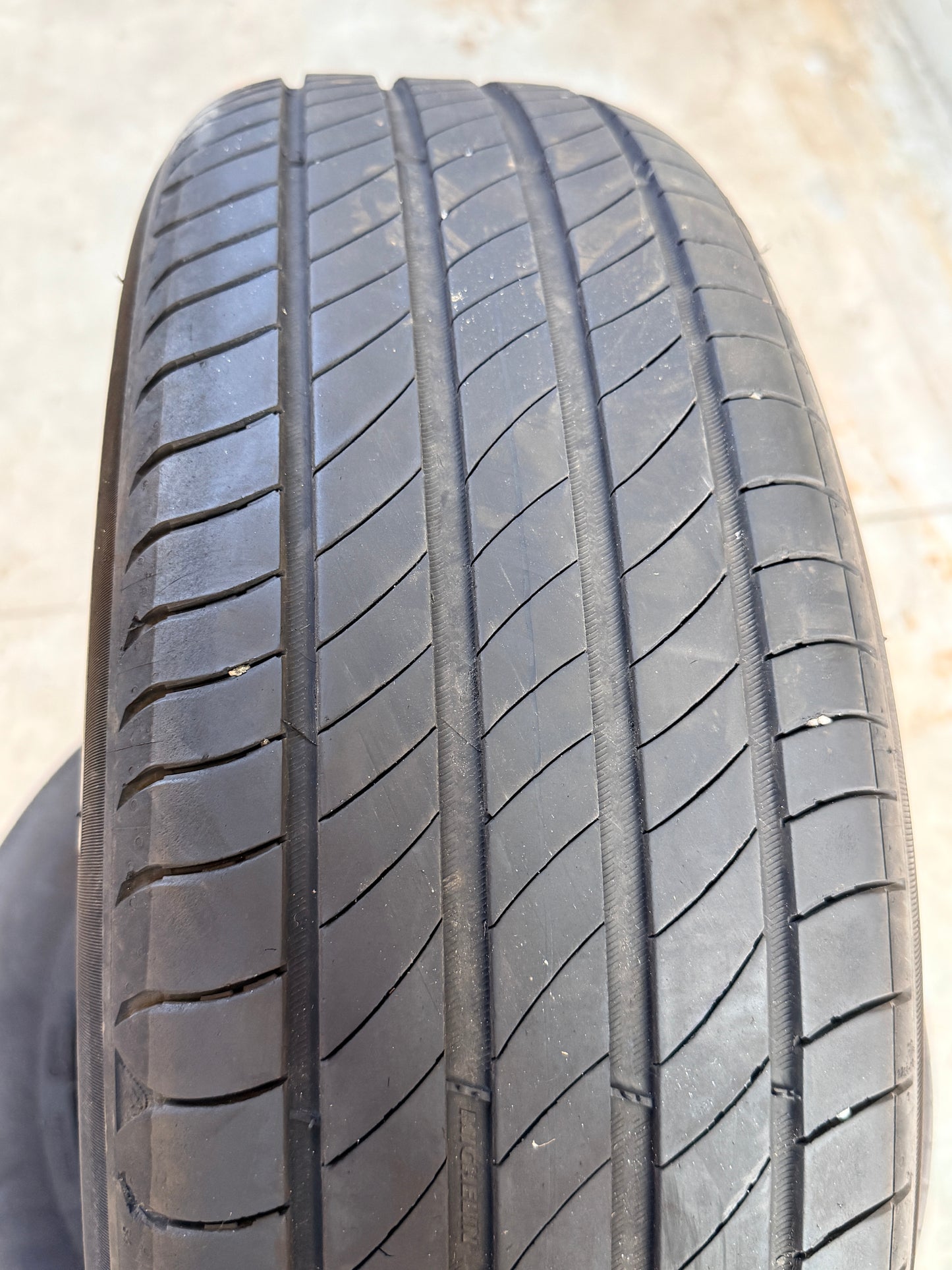 215/65/17 - Estive - Michelin - DOT 2021 - Usato