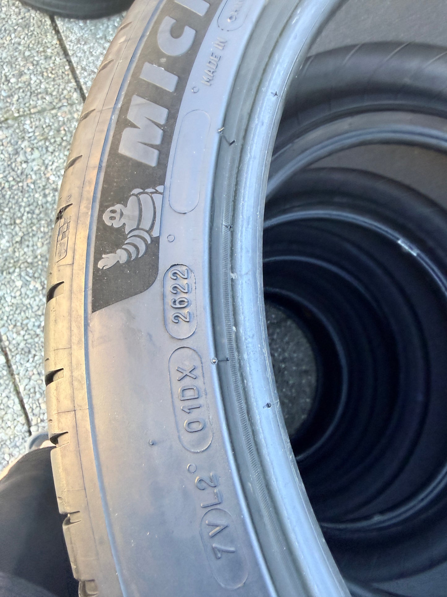 255/40/20- Estive - Michelin EV - DOT 2022 - Usato