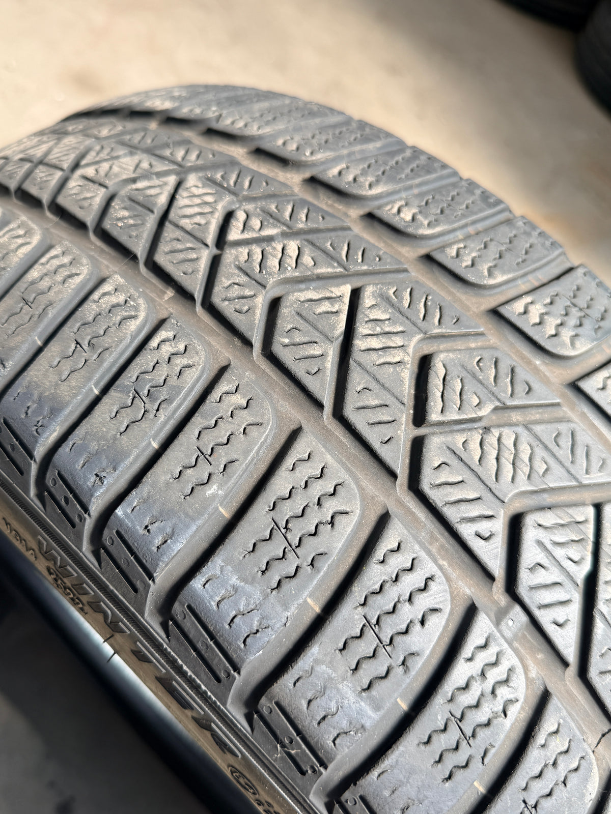 225/40/19 - invernali - Pirelli - DOT 2022 - Usato