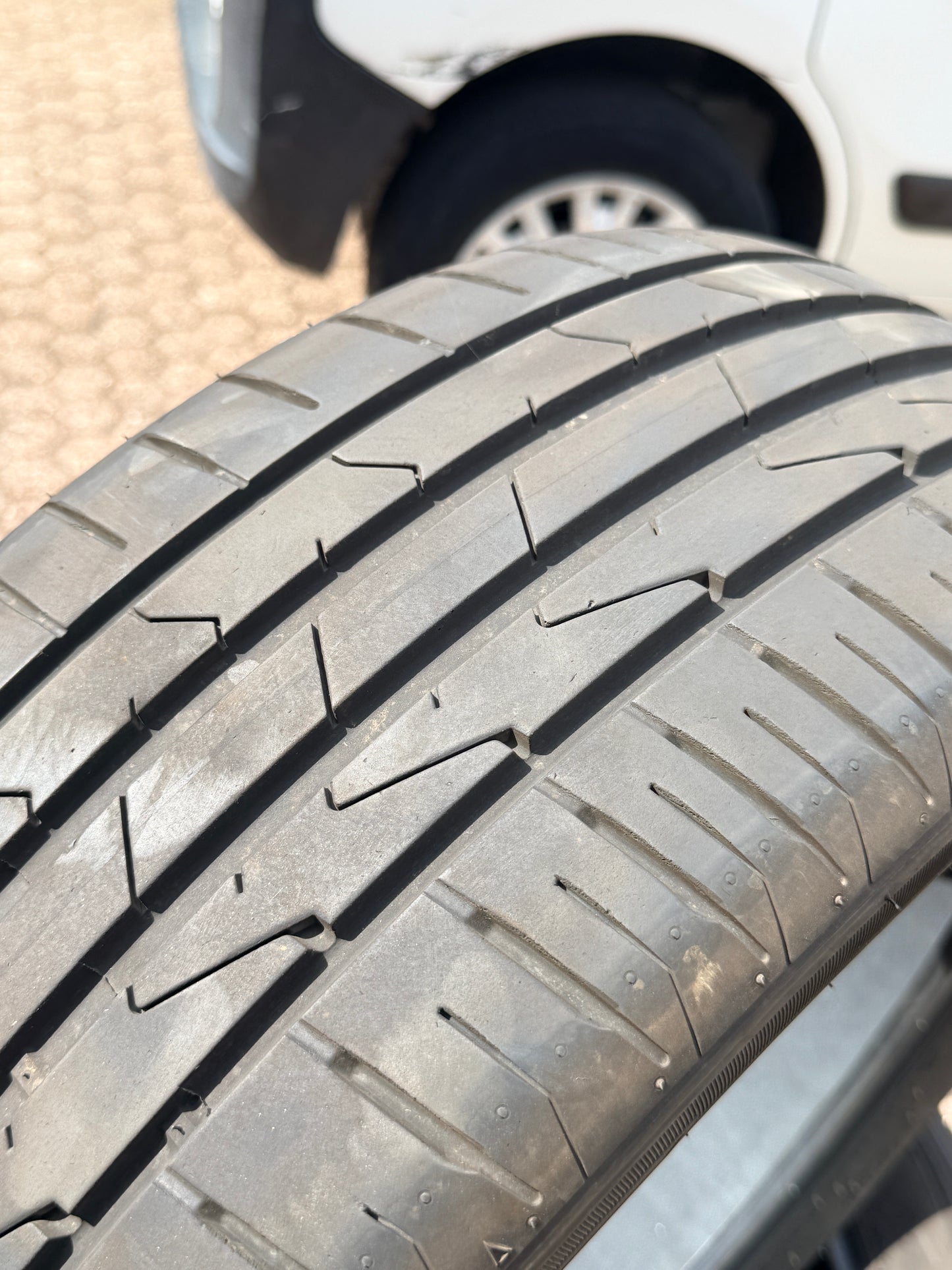 215/55/17 - Estive - Hankook - DOT 2023 - Usato