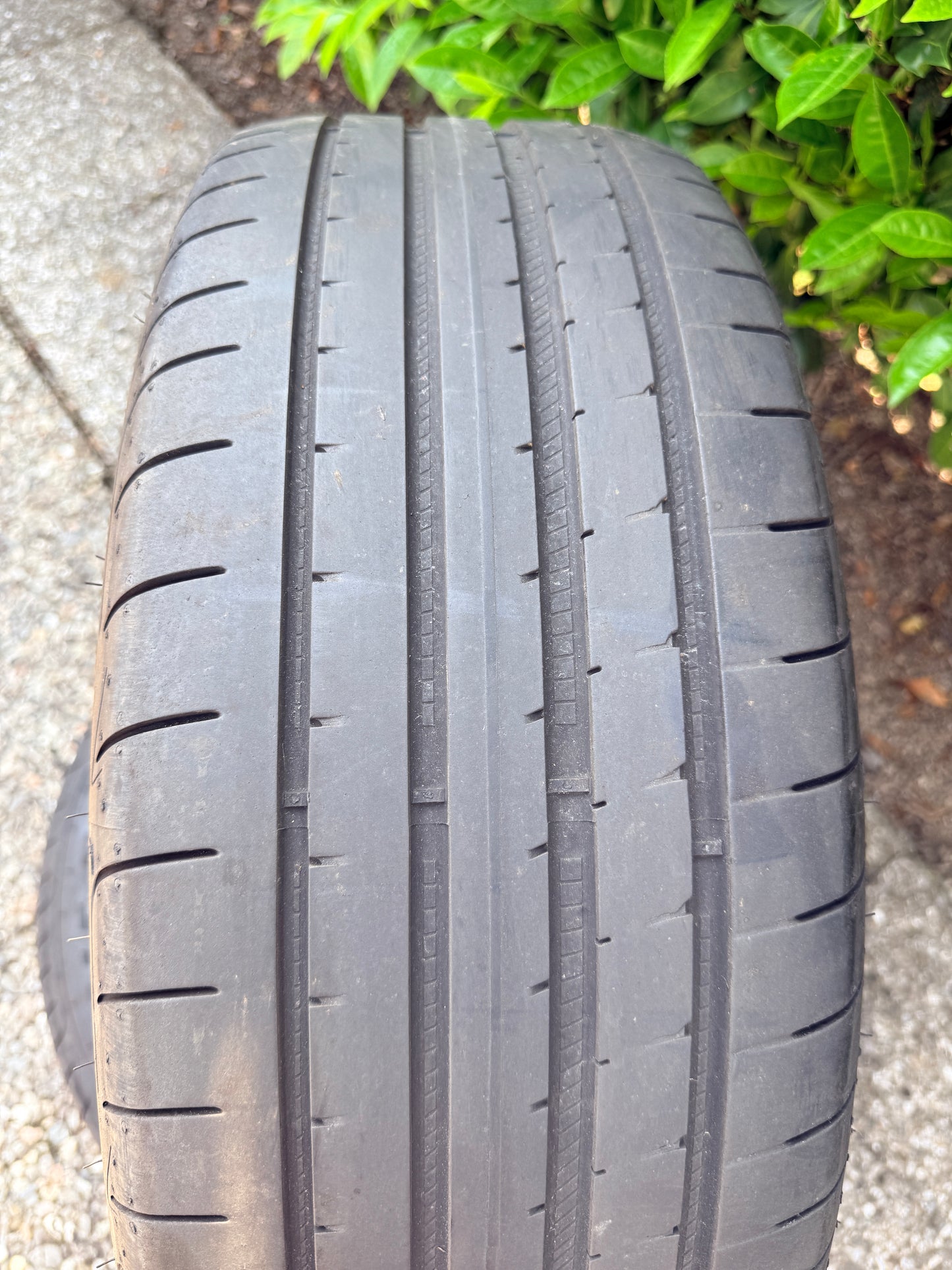 235/55/19 - Estive - Goodyear - DOT 2022 - Usato