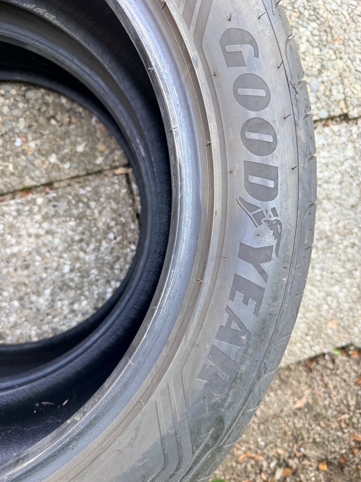 235/55/19 - Estive - Goodyear - DOT 2022 - Usato