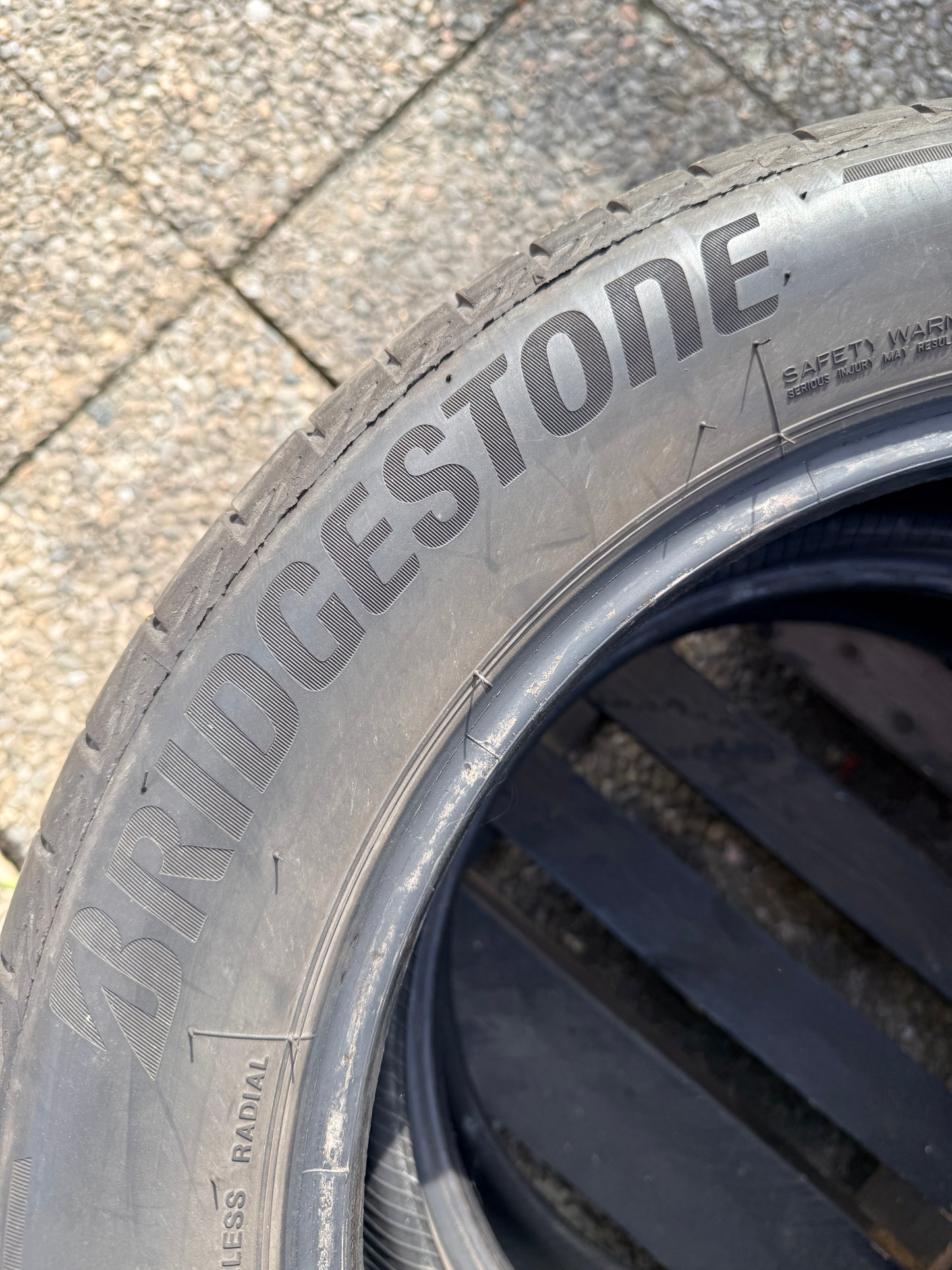 225/55/18- Estive- Bridgestone - DOT 2020 - Usato