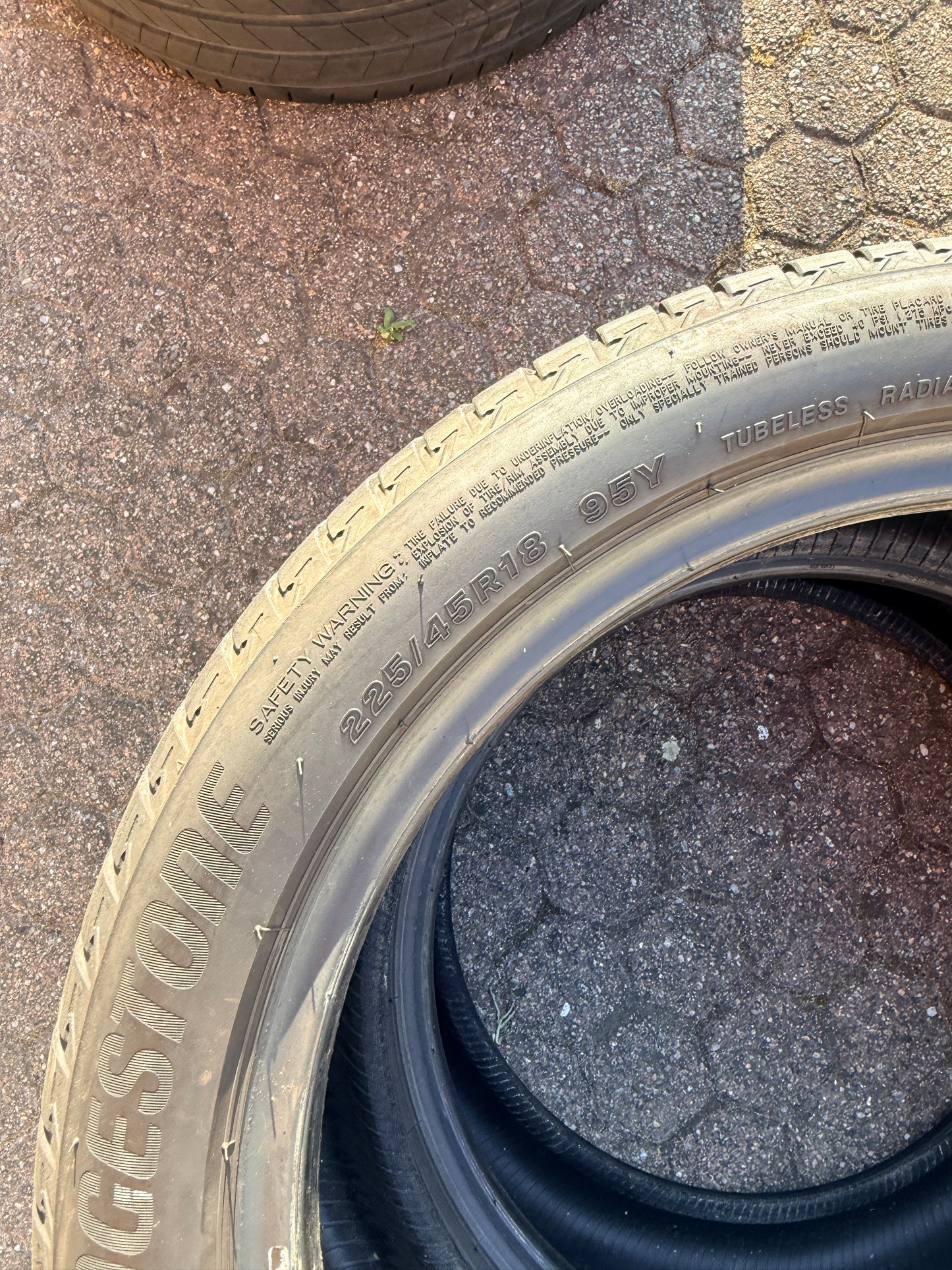 225/45/18 - Estive - Bridgestone - DOT 2020 - Usato