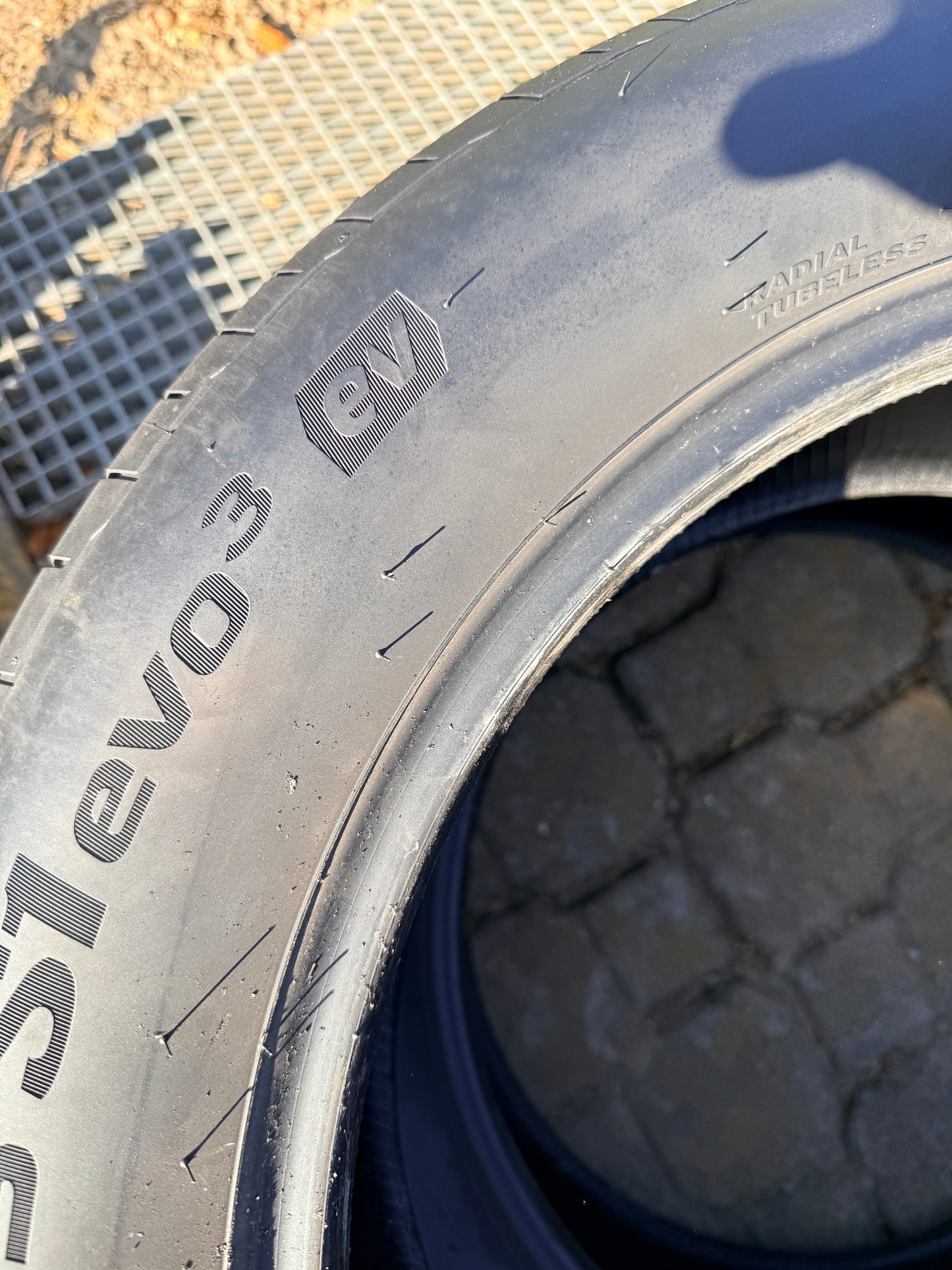 235/55/19 - Estive - Hankook - DOT 2025 - Usato