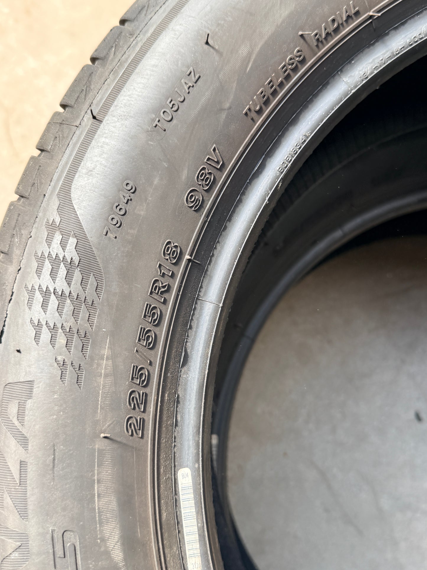 225/55/18- Estive- Bridgestone - DOT 2022 - Usato