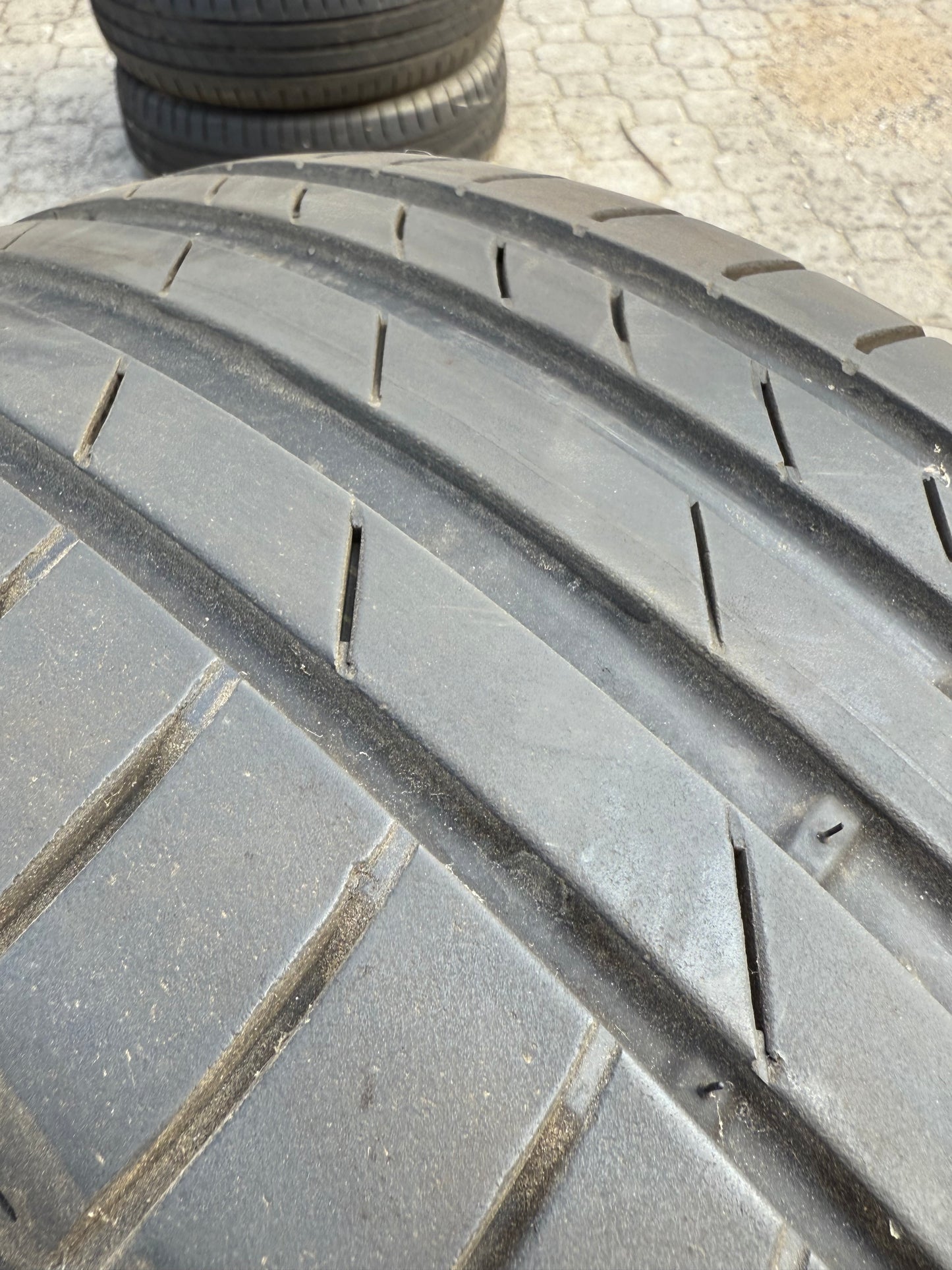 235/40/19 - Estive - Kumho - DOT 2022 - Usato