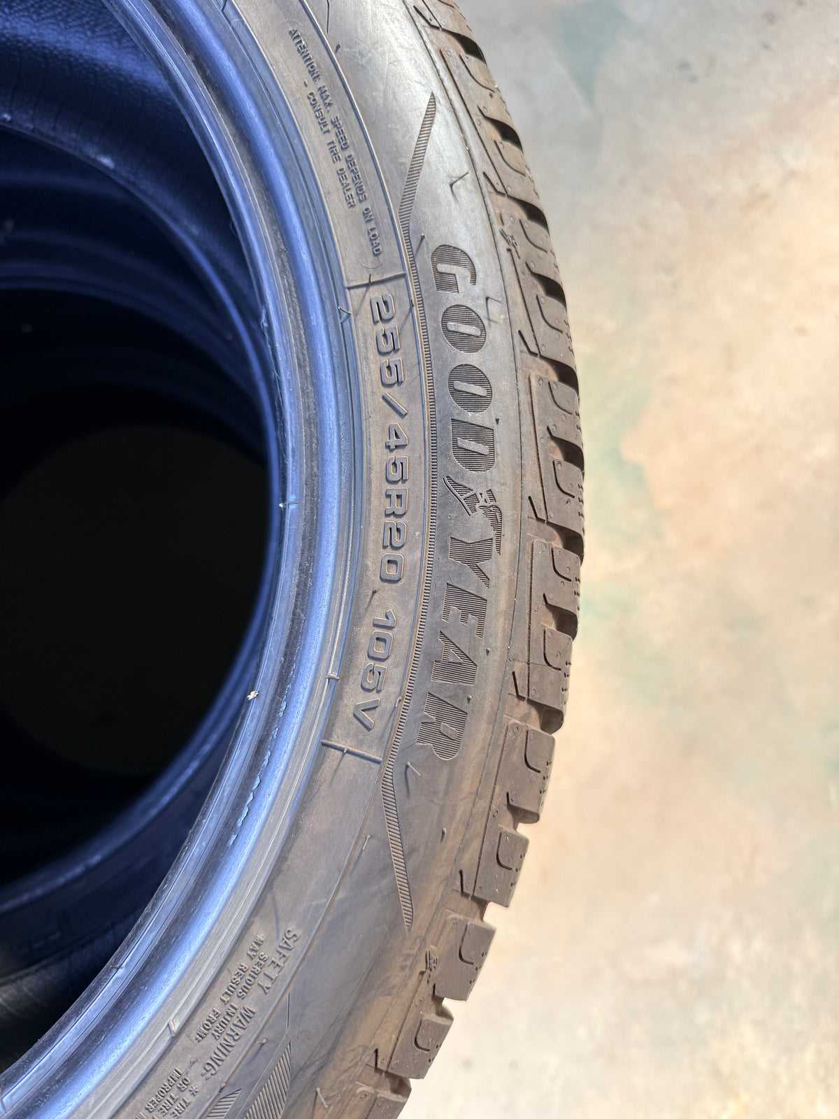 255/45/20 - Invernali -  Goodyear - DOT 2022- Usato