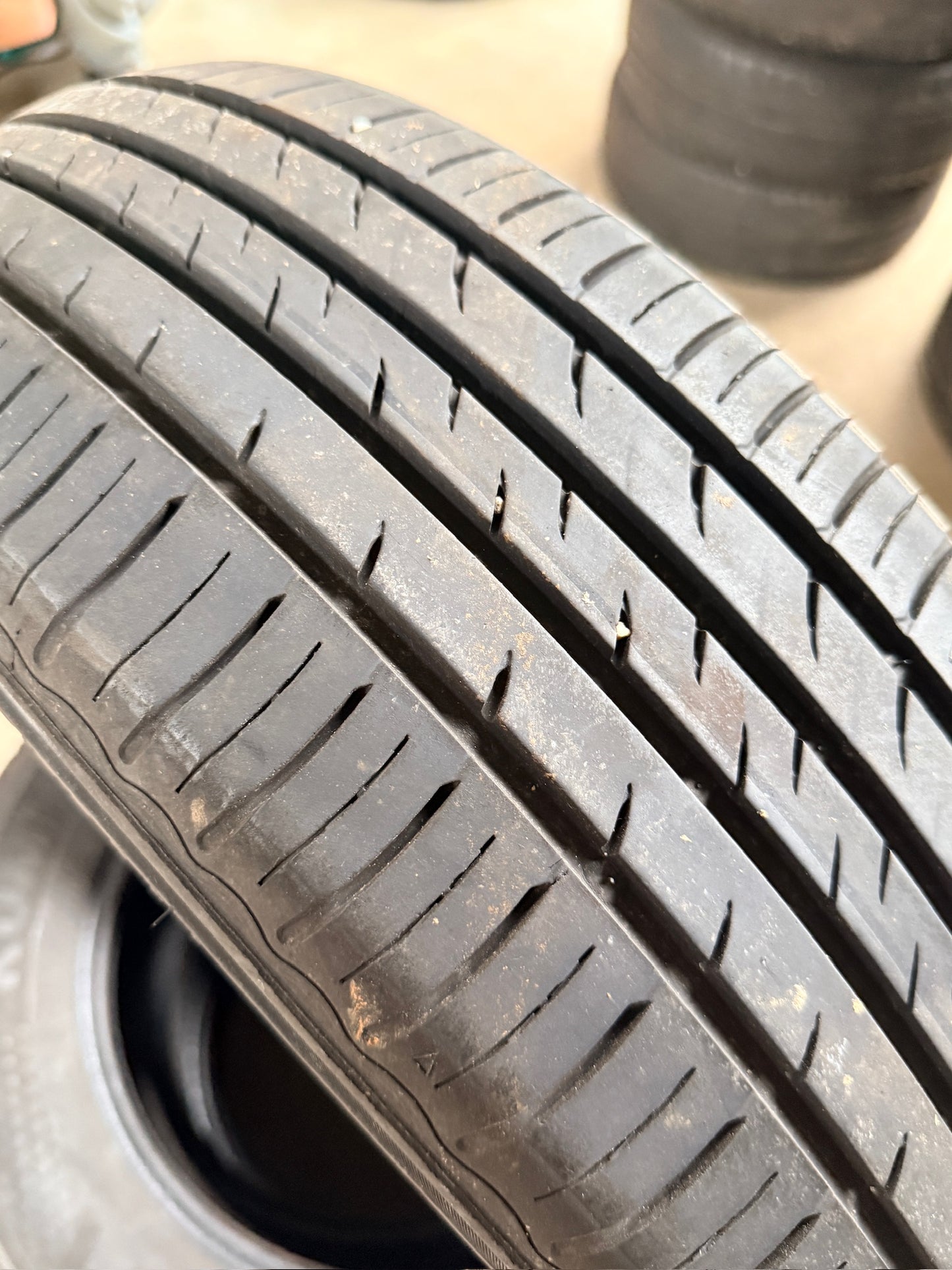 205/60/16 - Estive - Kumho - DOT 2021/2023 - Usato
