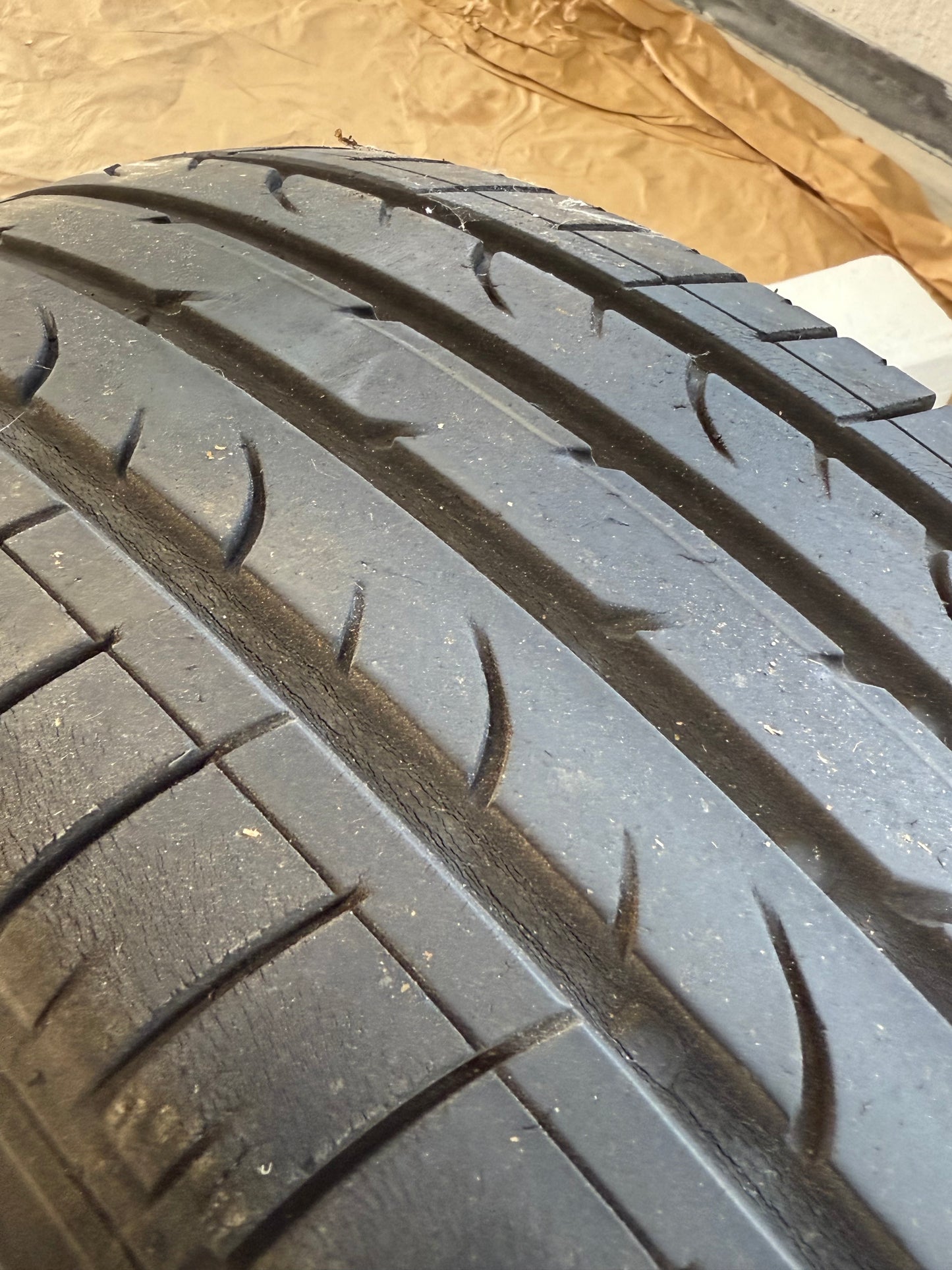 225/55/18- Estive- Bridgestone - DOT 2019 - Usato