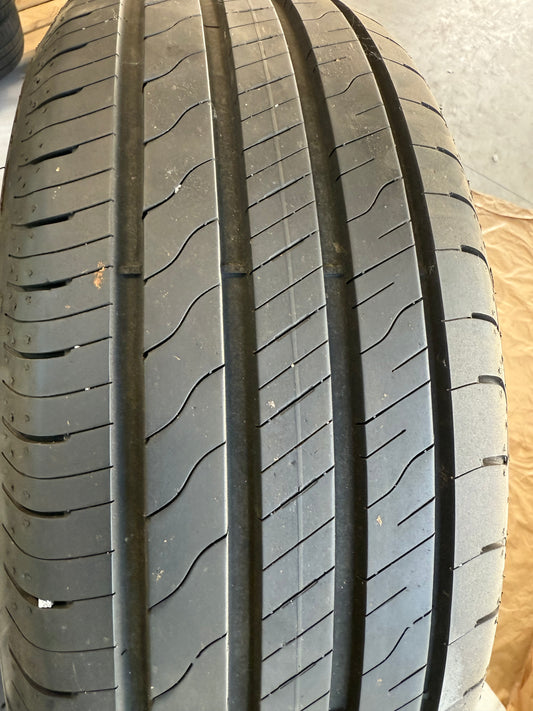 235/55/18 - Estive - Goodyear - DOT 2022 - Usato